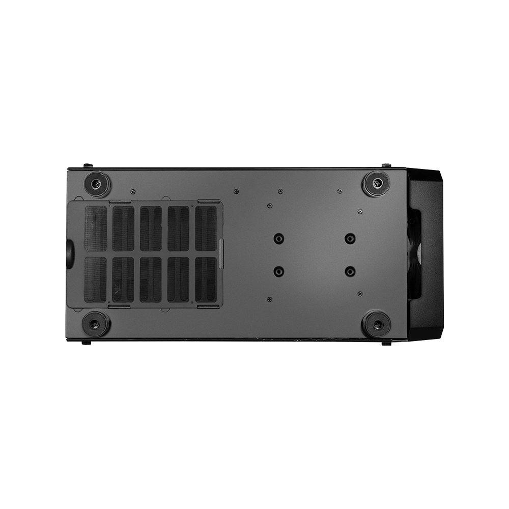 Vista inferior de una caja de ordenador negra. Muestra el panel inferior con rejillas de ventilación y patas de goma. Fondo negro.
