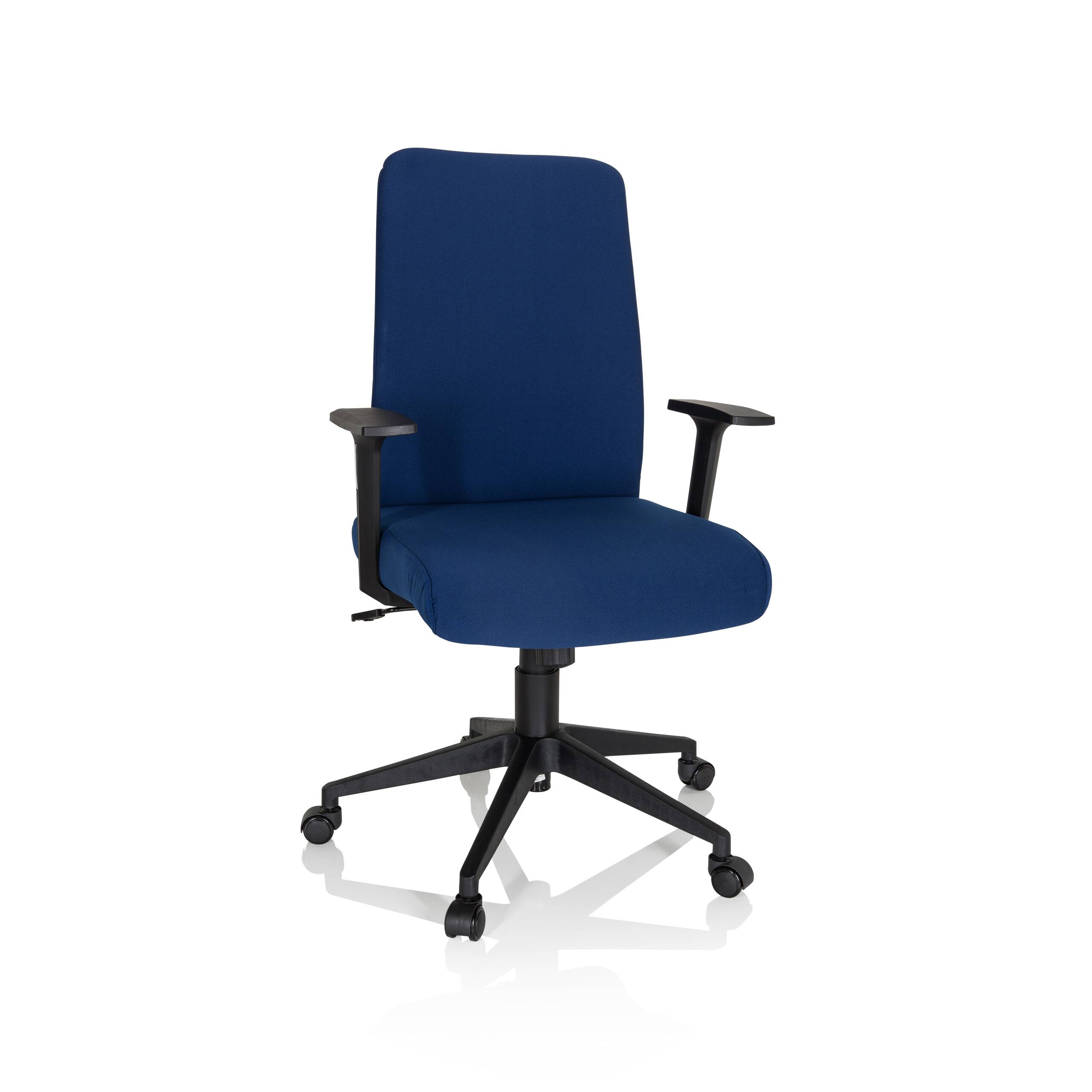 Ein blauer Bürostuhl. Er hat einen quadratischen Rücken, schwarze Armlehnen, einen Sitz und ein schwarzes Untergestell mit Rollen.