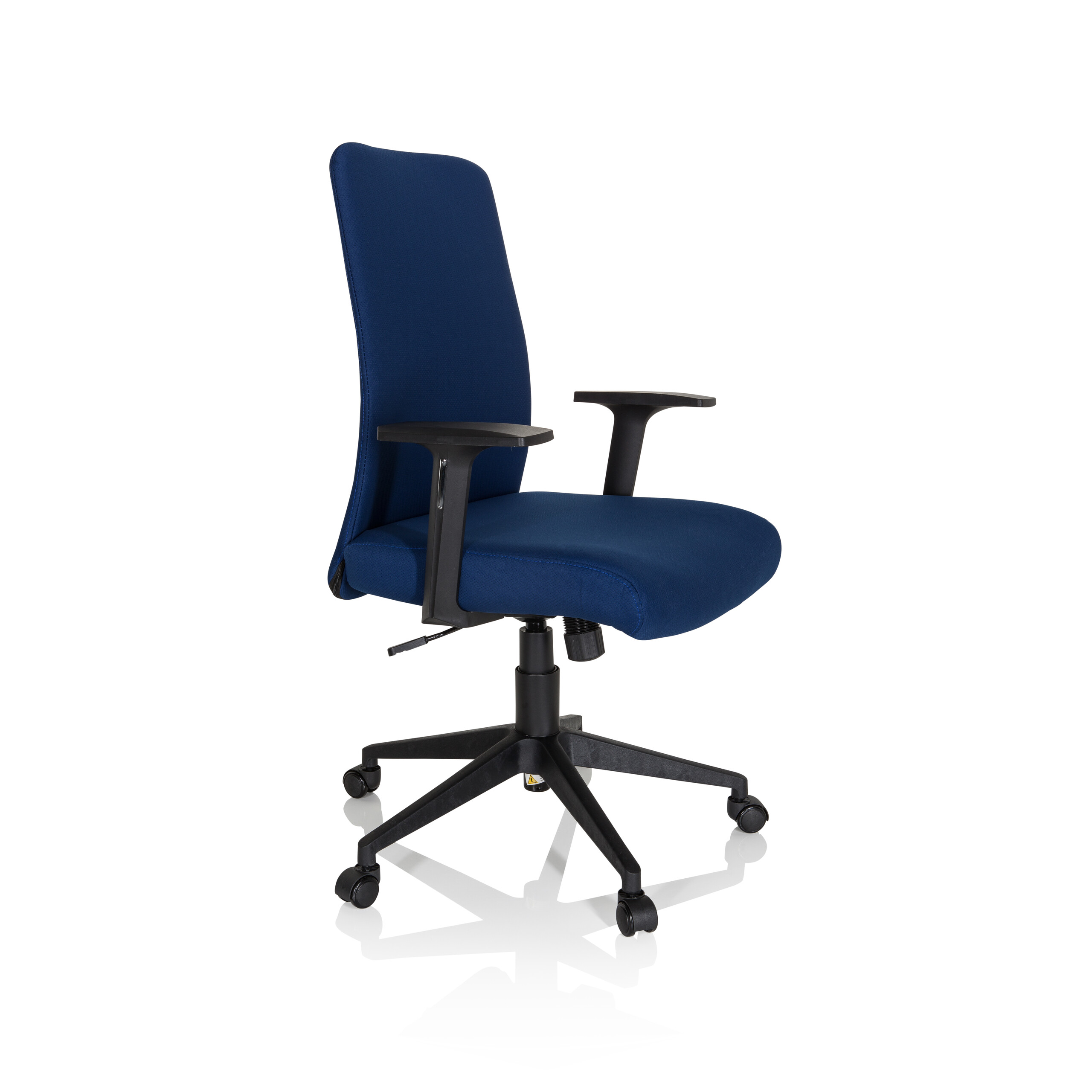 Blauer Bürostuhl mit schwarzen Armlehnen und Gestell, weißer Hintergrund.