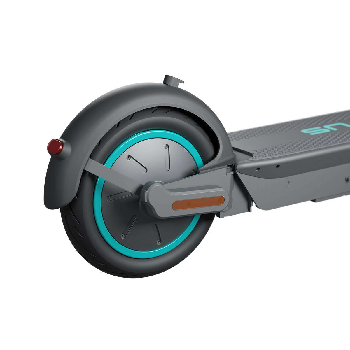 Zbliżenie koła skutera elektrycznego. Szary błotnik, czarna opona z niebieską obręczą. Białe tło.