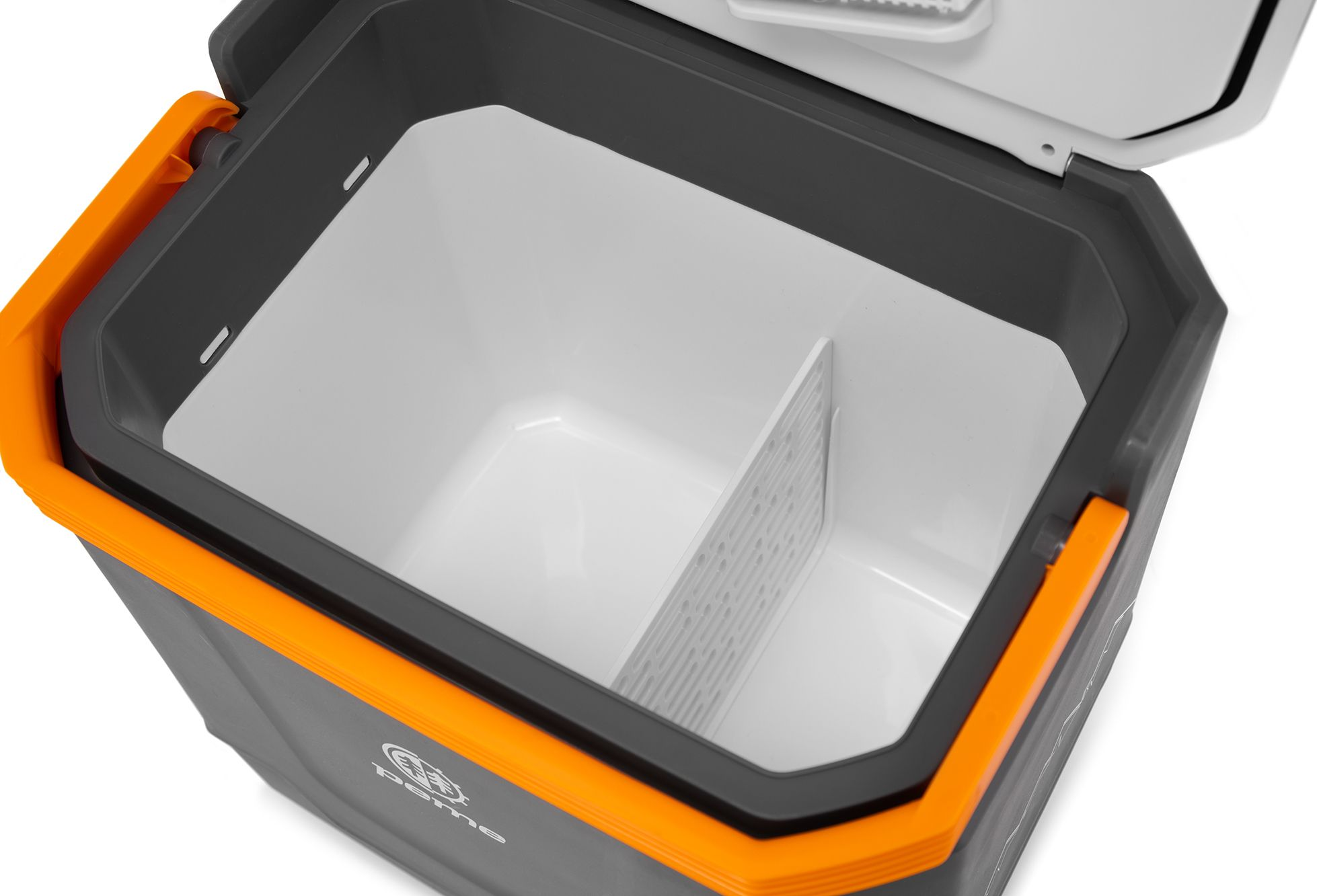 Innerhalb einer Kühlbox mit weißem Innenraum und Trennwand. Schwarze und orangefarbene Zierleisten.