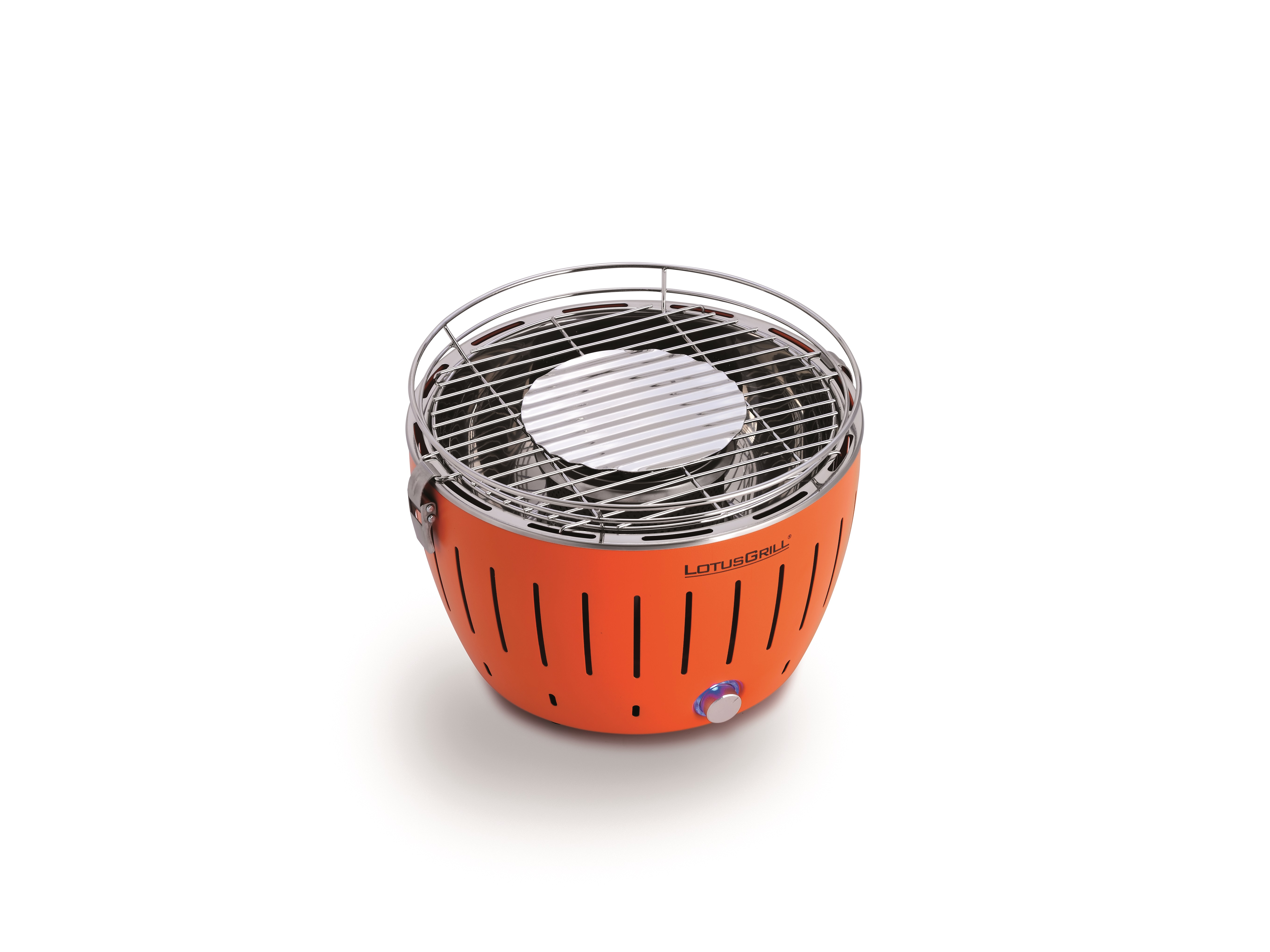 Ein orangefarbener LotusGrill-Grill auf weißem Hintergrund. Er hat einen runden Grill und einen kleinen Knopf.