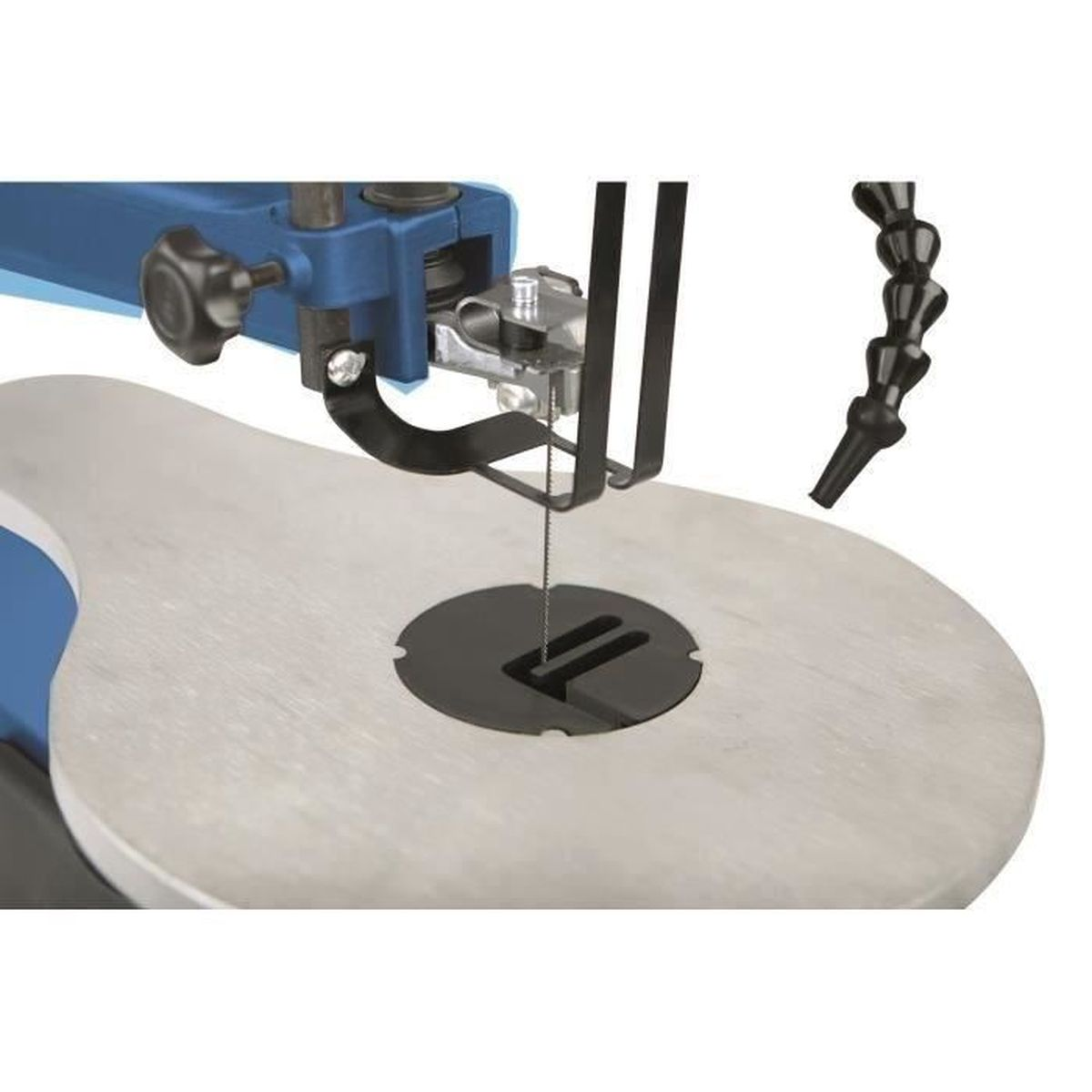 Niebieska i srebrna wyrzynarka na białej powierzchni. Czarny, elastyczny wąż jest z boku.