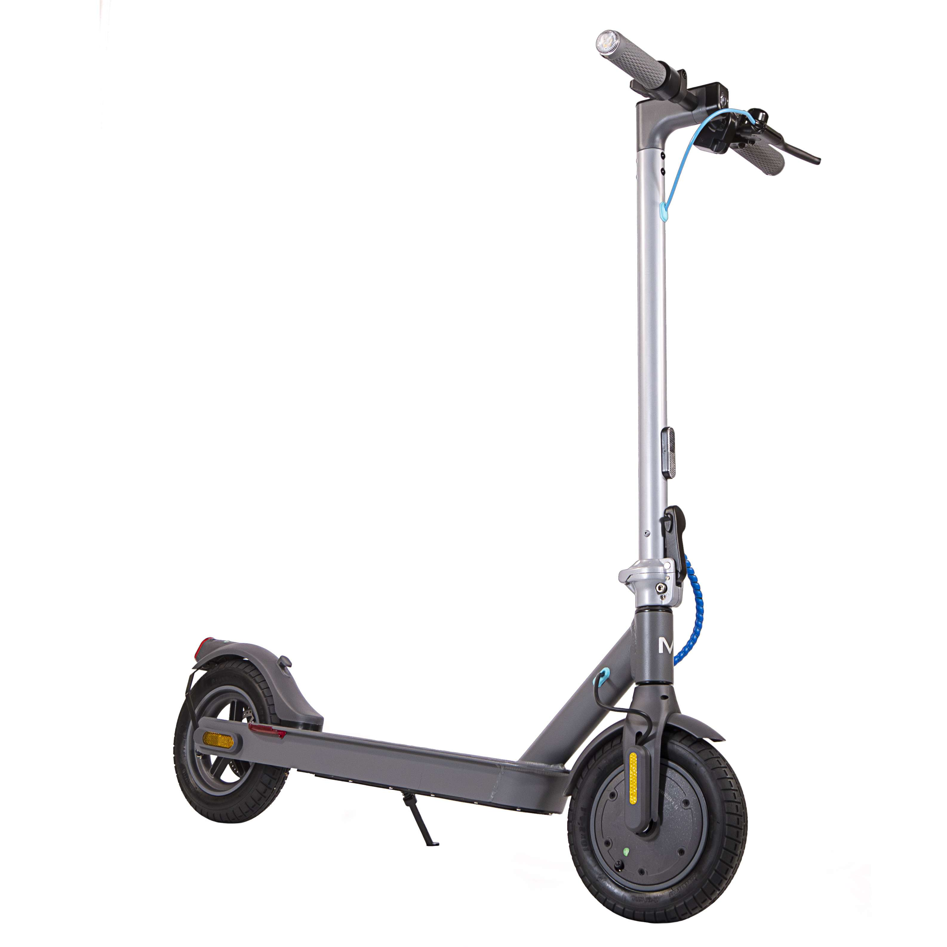 Szara hulajnoga elektryczna na białym tle. Ma niebieski kabel i czarną oponę.