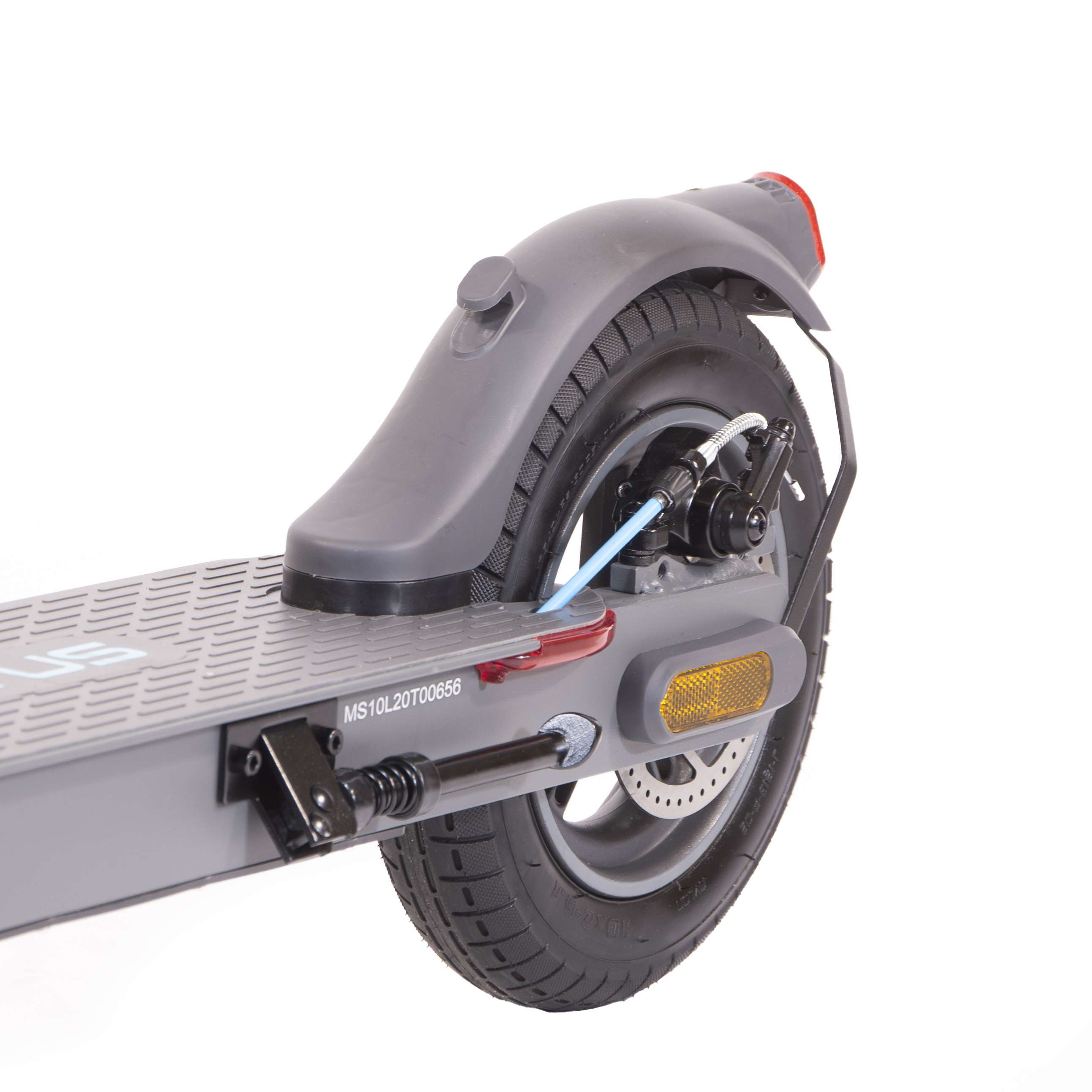 Zbliżenie tylnego koła szarej hulajnogi elektrycznej. Ma tarczę hamulcową, światła i błotnik.