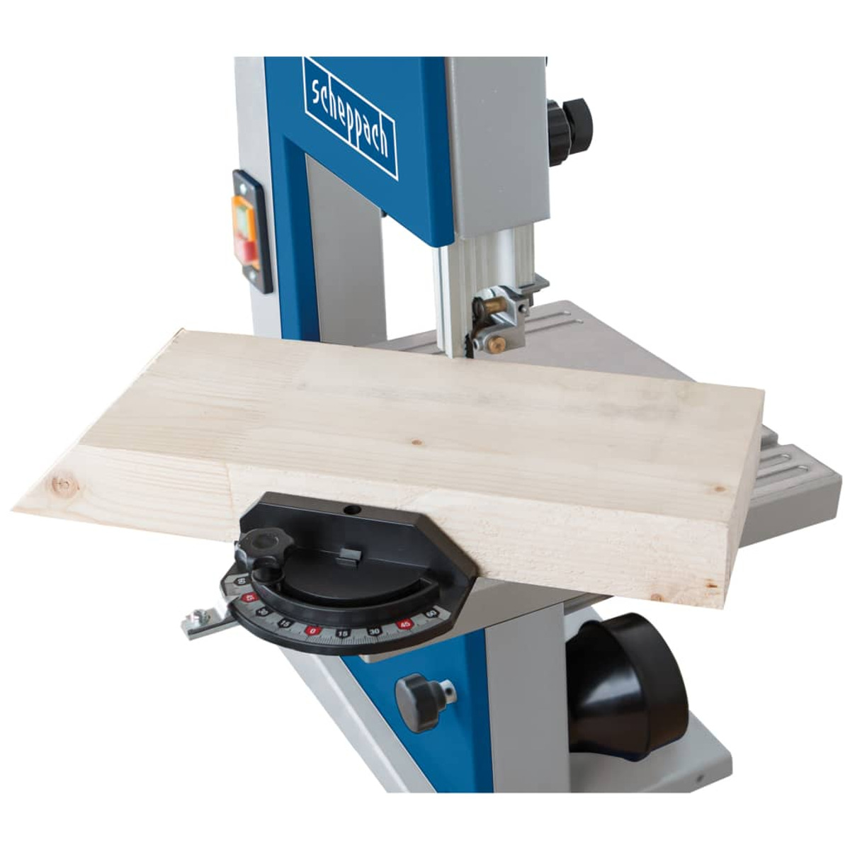 Een lintzaag met een houten plank op de tafel. Het zaagblad is gepositioneerd om de plank te zagen. De zaag is blauw.