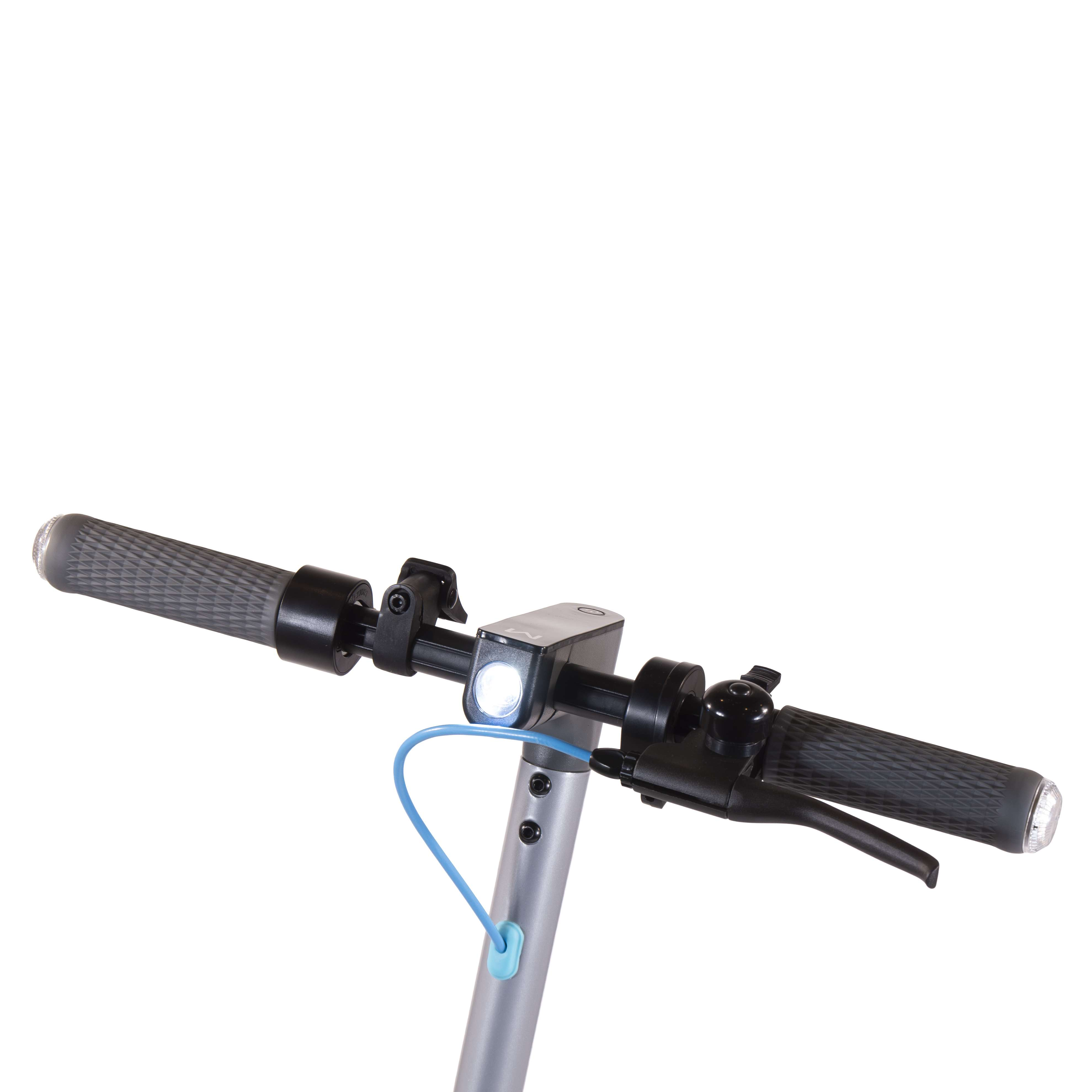 Zbliżenie kierownicy szarej hulajnogi elektrycznej, białe tło.