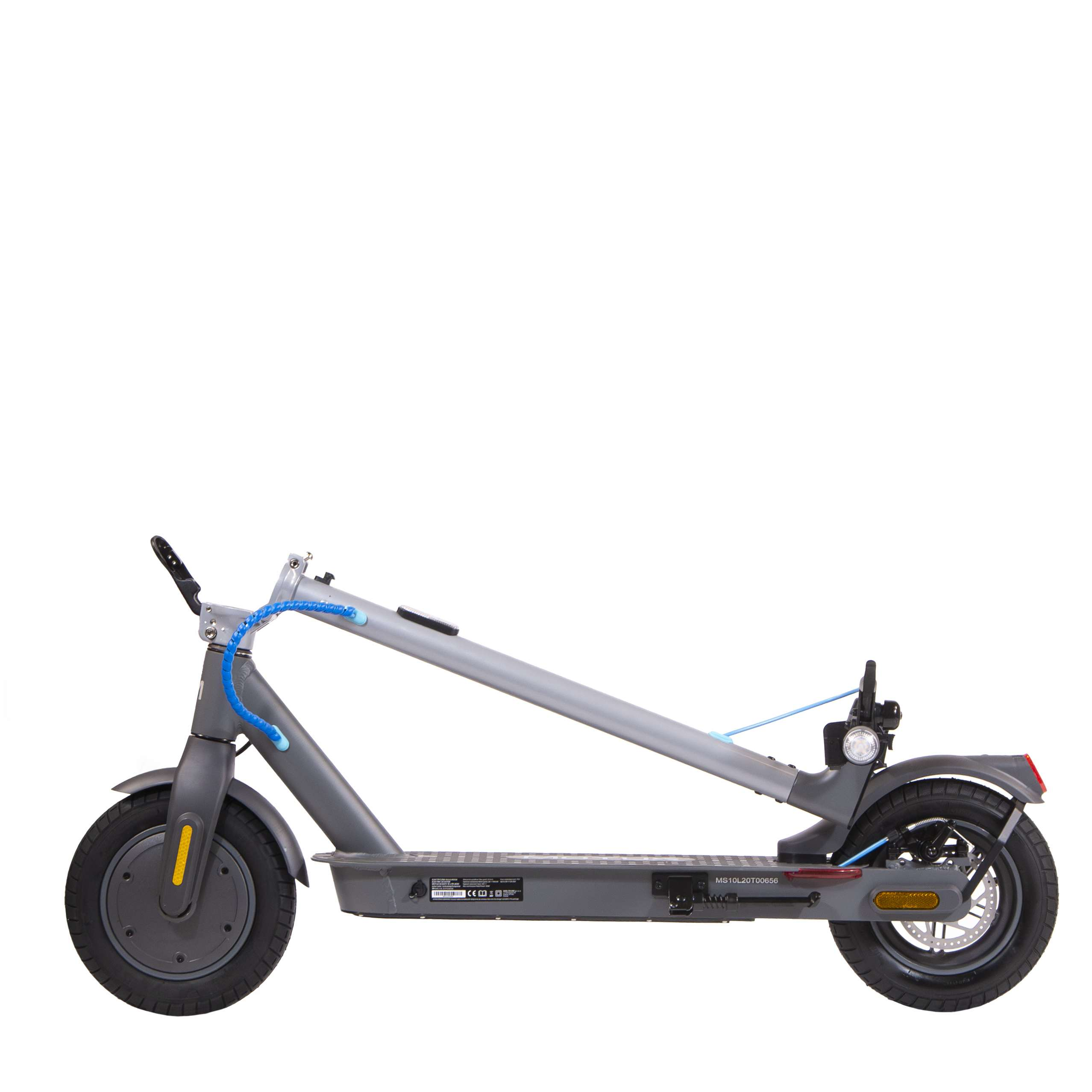 Szary skuter na białym tle. Ma składaną konstrukcję, niebieski kabel i żółty odblask.