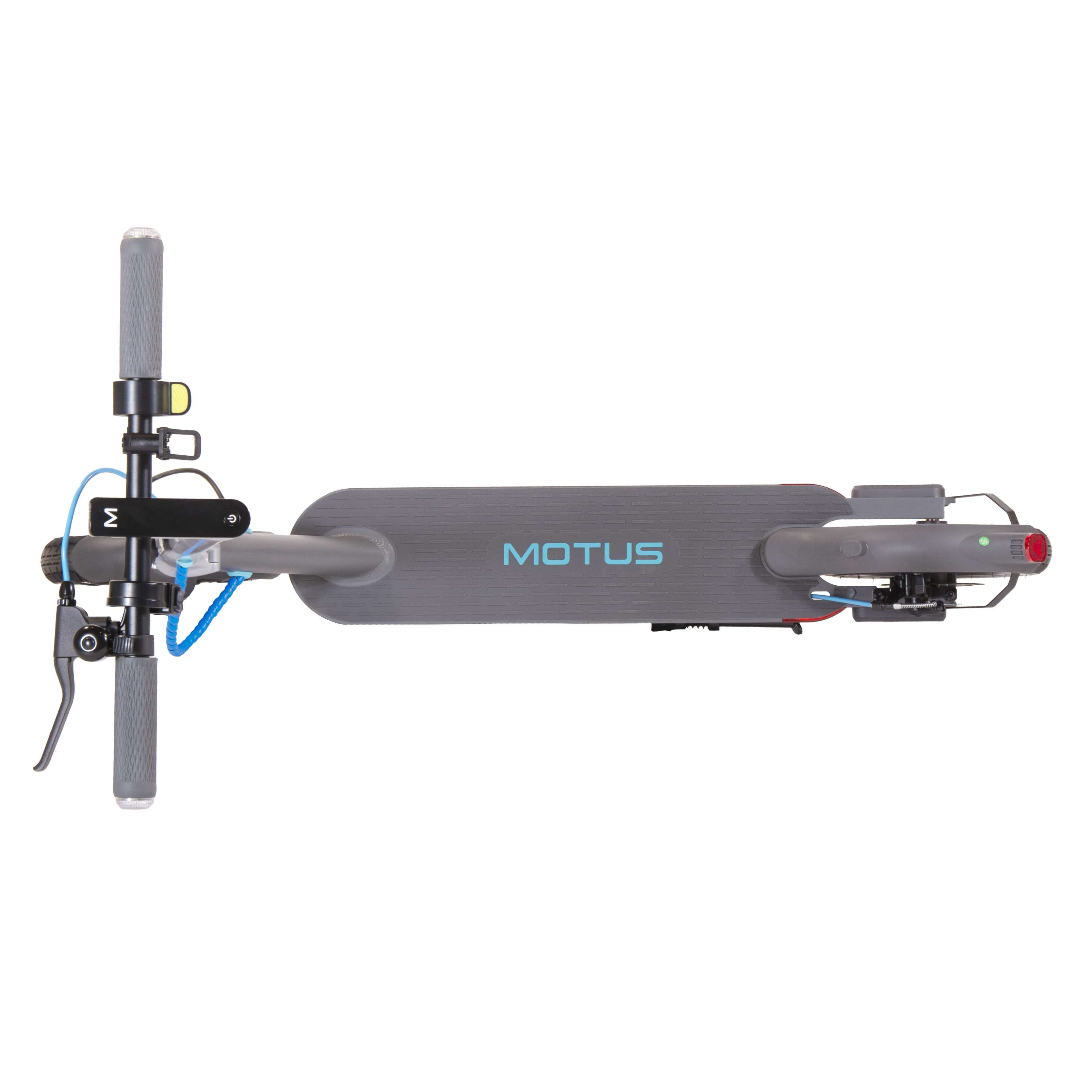 Widok z góry na szary skuter z napisem MOTUS. Posiada niebieski kabel i szare kierownice.