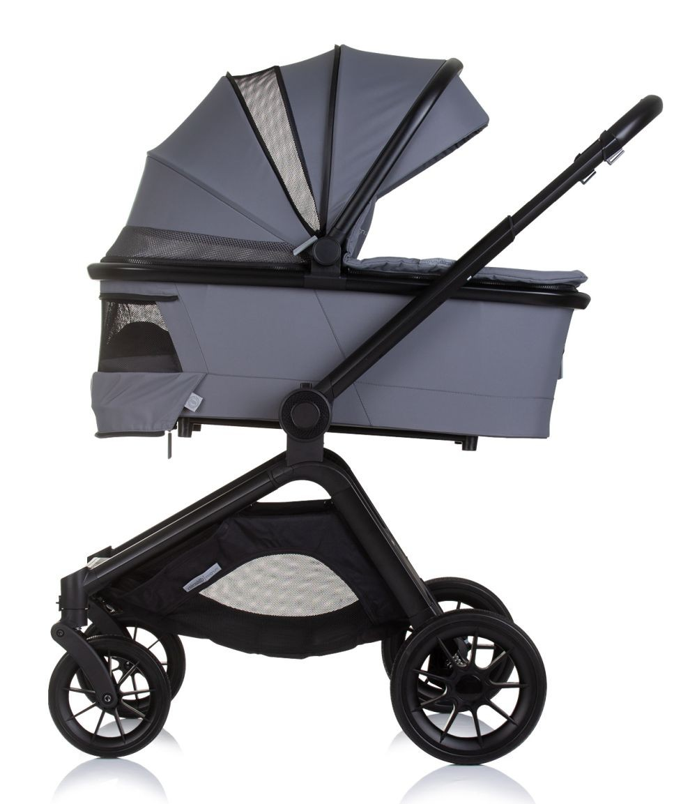 Grauer Haustier-Kinderwagen mit einem Netzfenster und schwarzem Rahmen auf weißem Hintergrund.