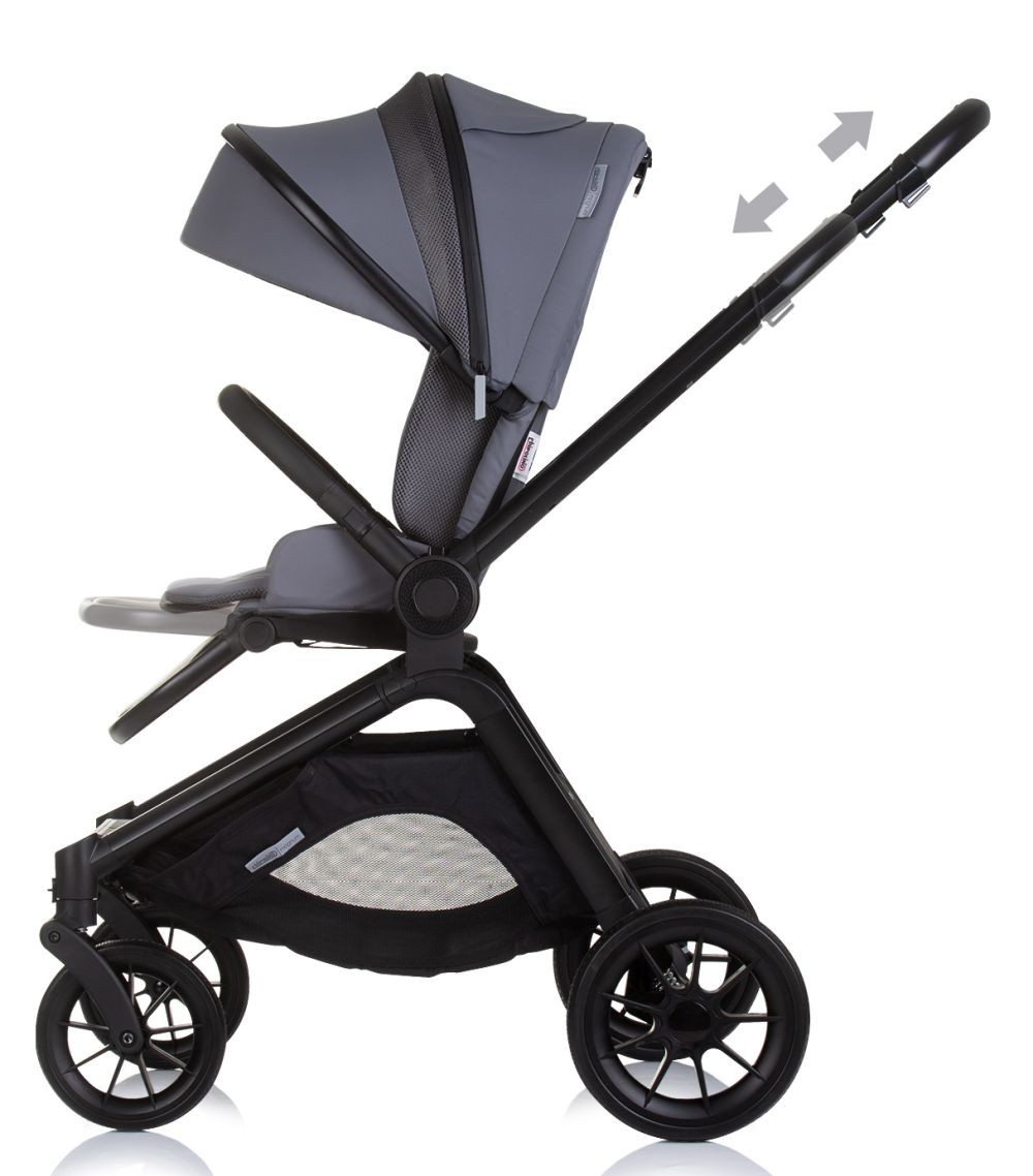 Kinderwagen. Schwarzer Rahmen, grauer Sitz und Verdeck, Räder. Pfeile zeigen auf Griffeinstellung.