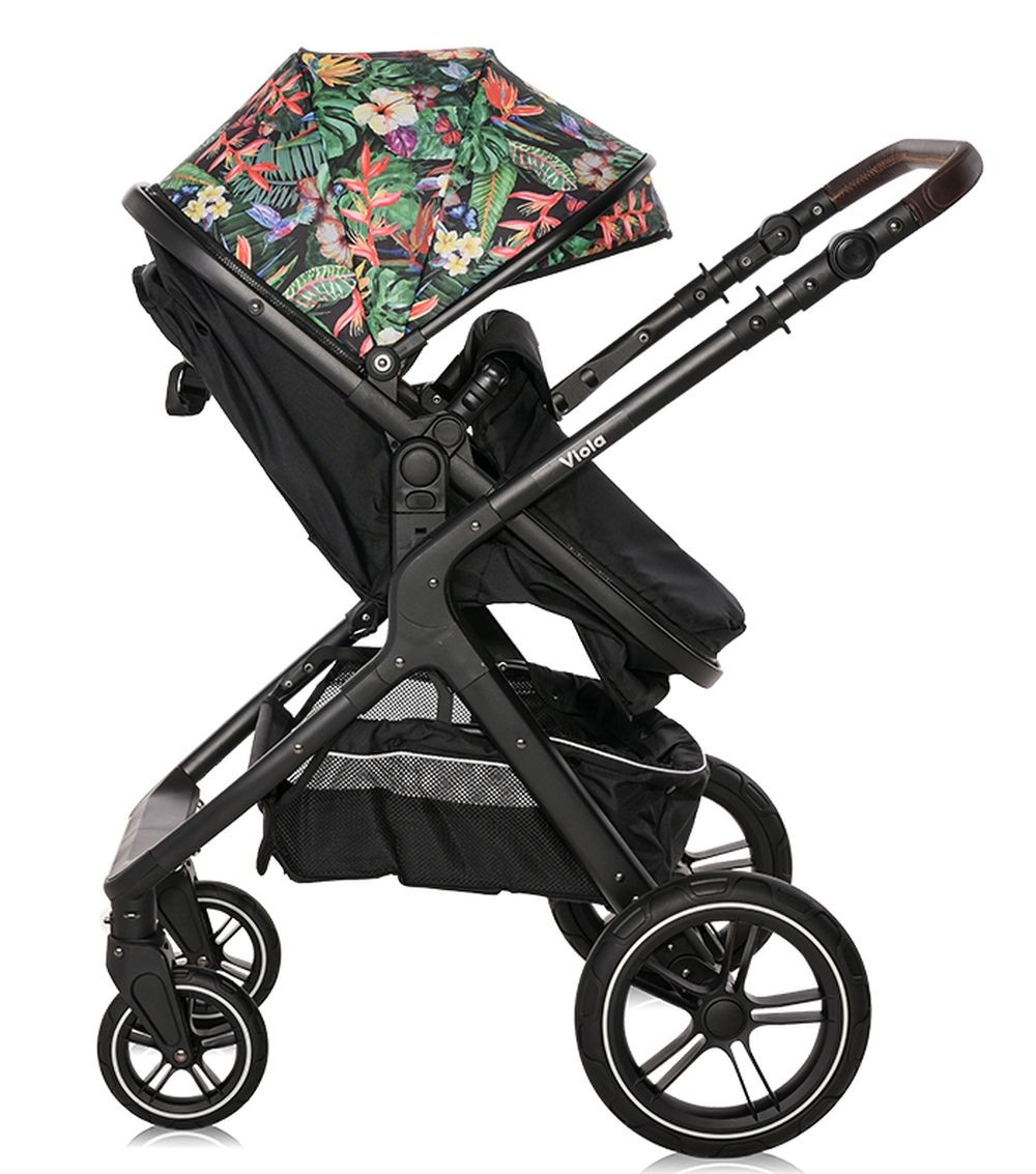 Schwarzer Kinderwagen mit floralem Sonnenschutz und schwarzem Rahmen. Weißer Hintergrund.