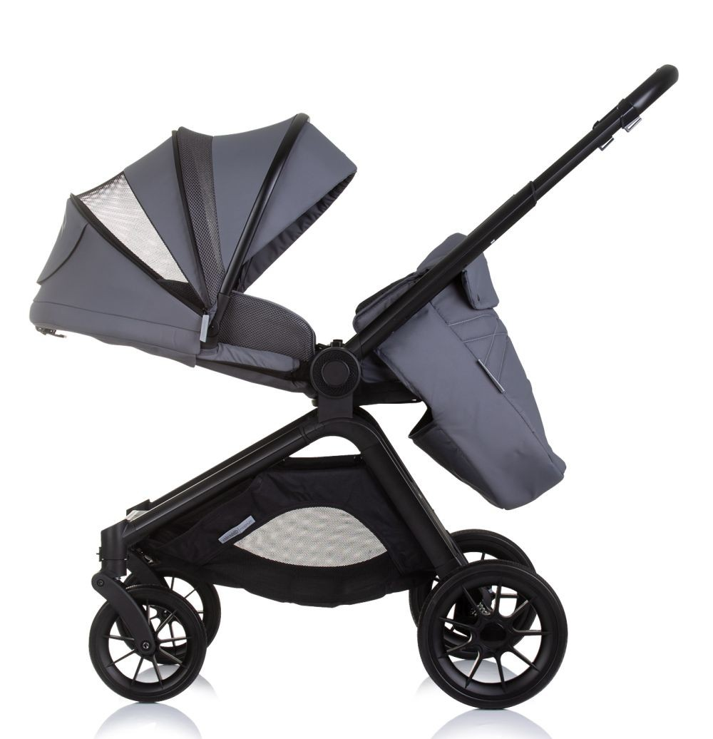 Grauer Kinderwagen mit schwarzem Rahmen und Rädern. Er hat einen Sonnenschutz und Stauraum.