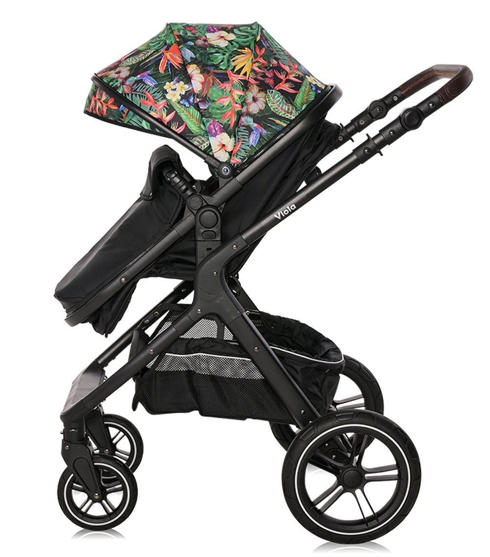 Ein schwarzer Kinderwagen mit einem Baldachin mit floralem Muster. Der Kinderwagen hat einen schwarzen Rahmen und Räder.