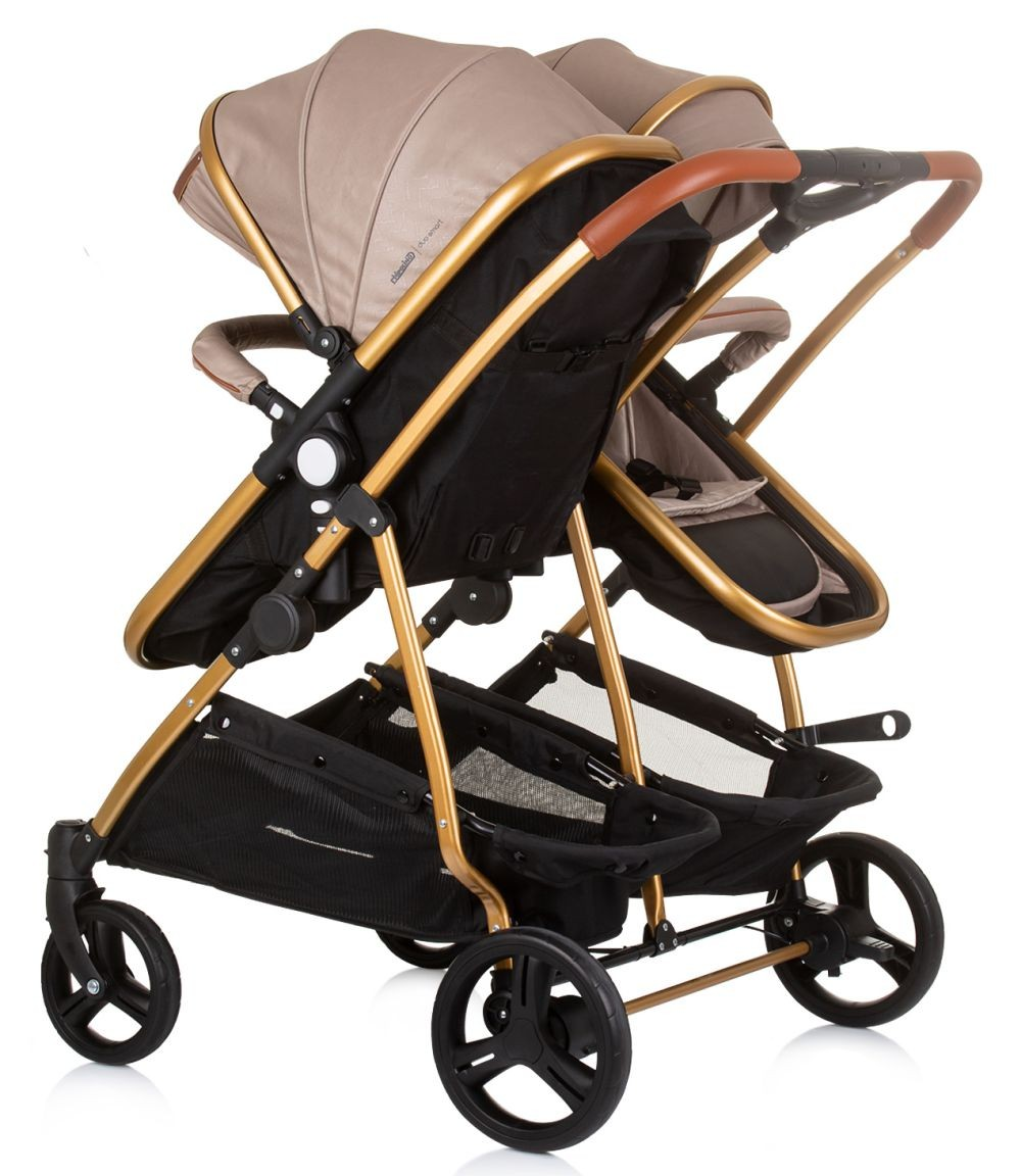 Ein Doppelkinderwagen mit goldenem Rahmen und beigen Sitzen, auf weißem Hintergrund.
