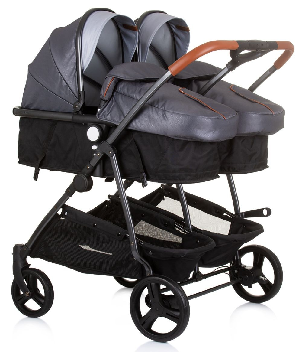 Doppelkinderwagen mit zwei Sitzen und schwarzen Körben. Er hat schwarze Räder und braune Griffe.