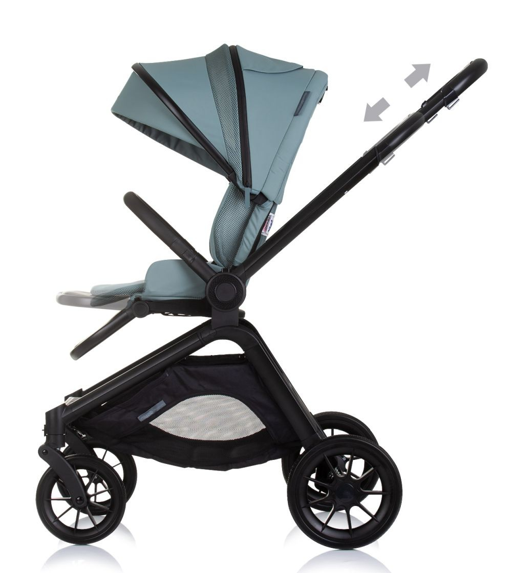 Ein Kinderwagen mit verstellbarem türkisfarbenem Verdeck und schwarzem Rahmen, seitlich vor weißem Hintergrund.