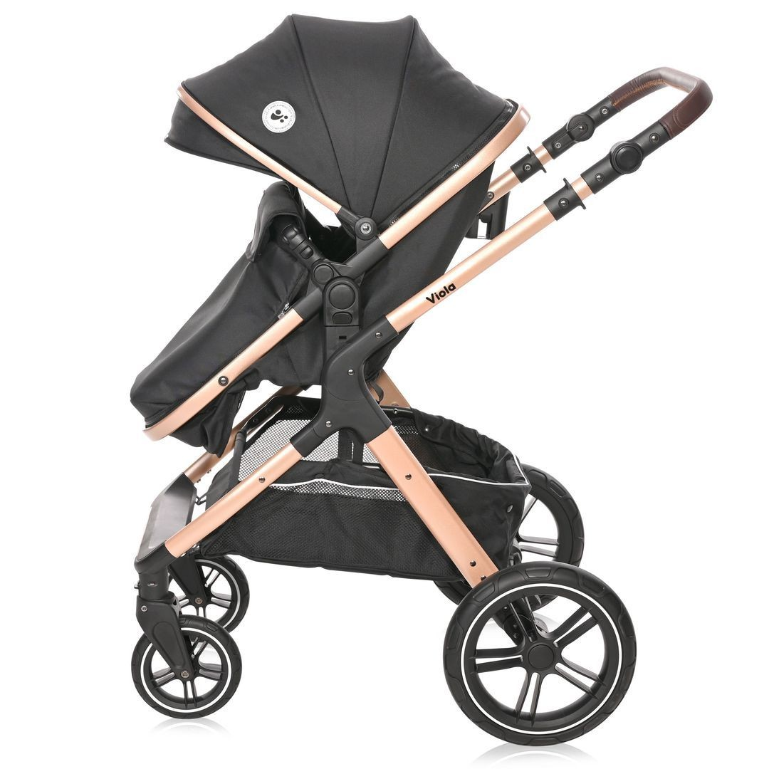 Ein schwarzer und roségoldener Kinderwagen auf weißem Hintergrund.