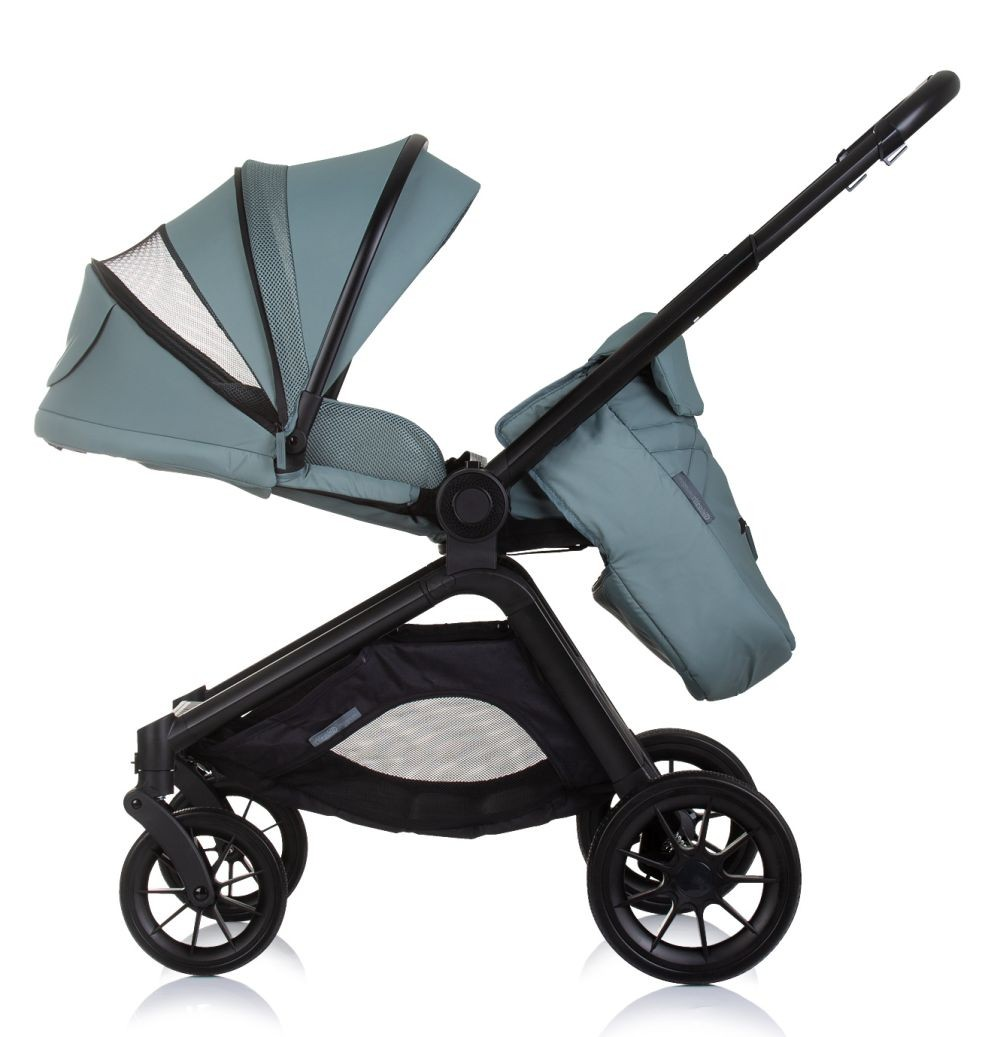 Seitenansicht eines Baby-Kinderwagens, tealfarben, mit schwarzem Rahmen und Rädern, auf weißem Hintergrund.