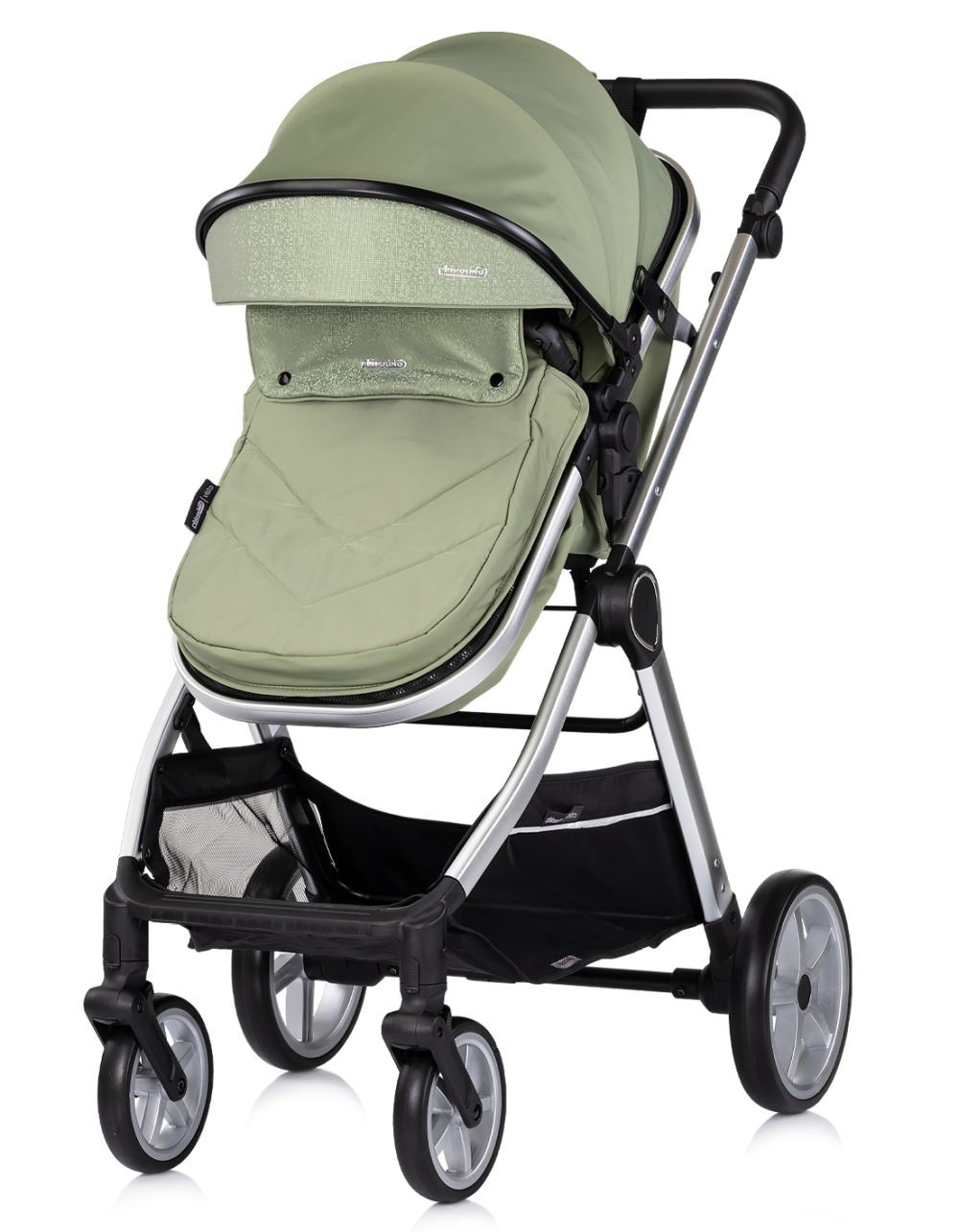 Ein grüner Kinderwagen mit silberfarbenem Rahmen. Er hat einen gepolsterten Sitz und ein Verdeck. Er steht vor weißem Hintergrund.