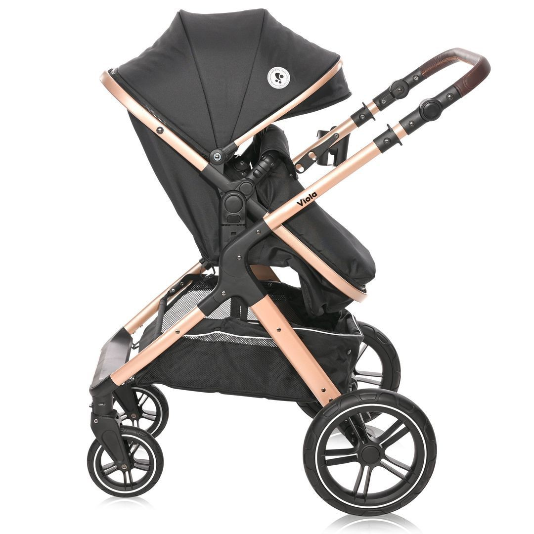 Schwarzer Kinderwagen mit goldenem Rahmen, Seitenansicht, schwarzem Verdeck und Rädern.