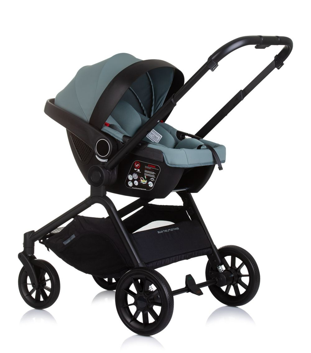 Ein Kinderwagen in einem Studio-Setting auf weißem Hintergrund. Er ist hellblaugrün mit schwarzen Akzenten.