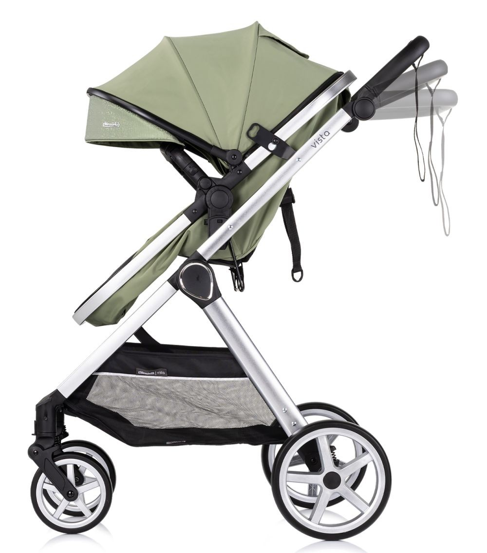Ein grüner Kinderwagen mit silbernem Rahmen und schwarzen Rädern, auf weißem Hintergrund.
