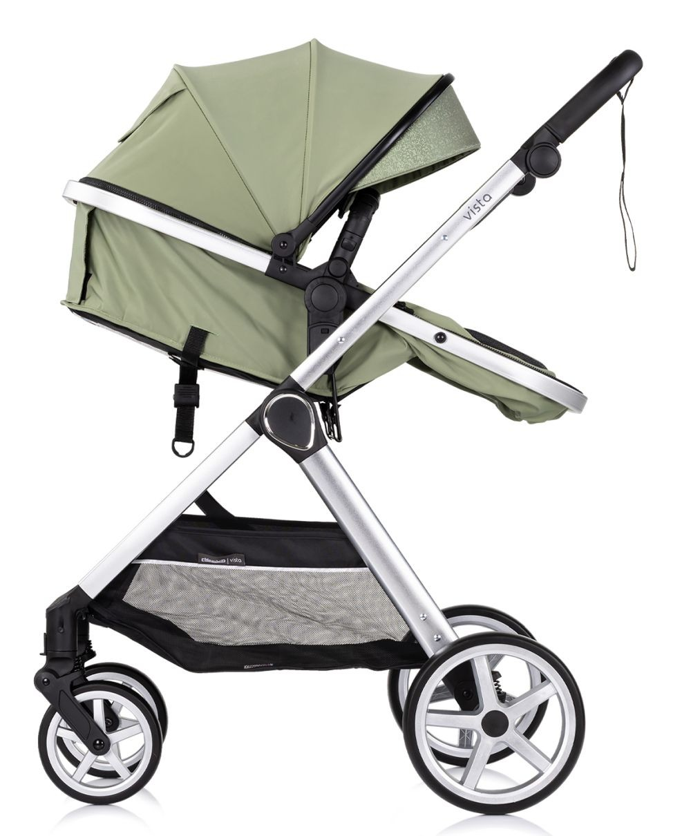 Ein moderner Kinderwagen auf weißem Hintergrund. Er hat ein grünes Verdeck und einen silbernen Rahmen.
