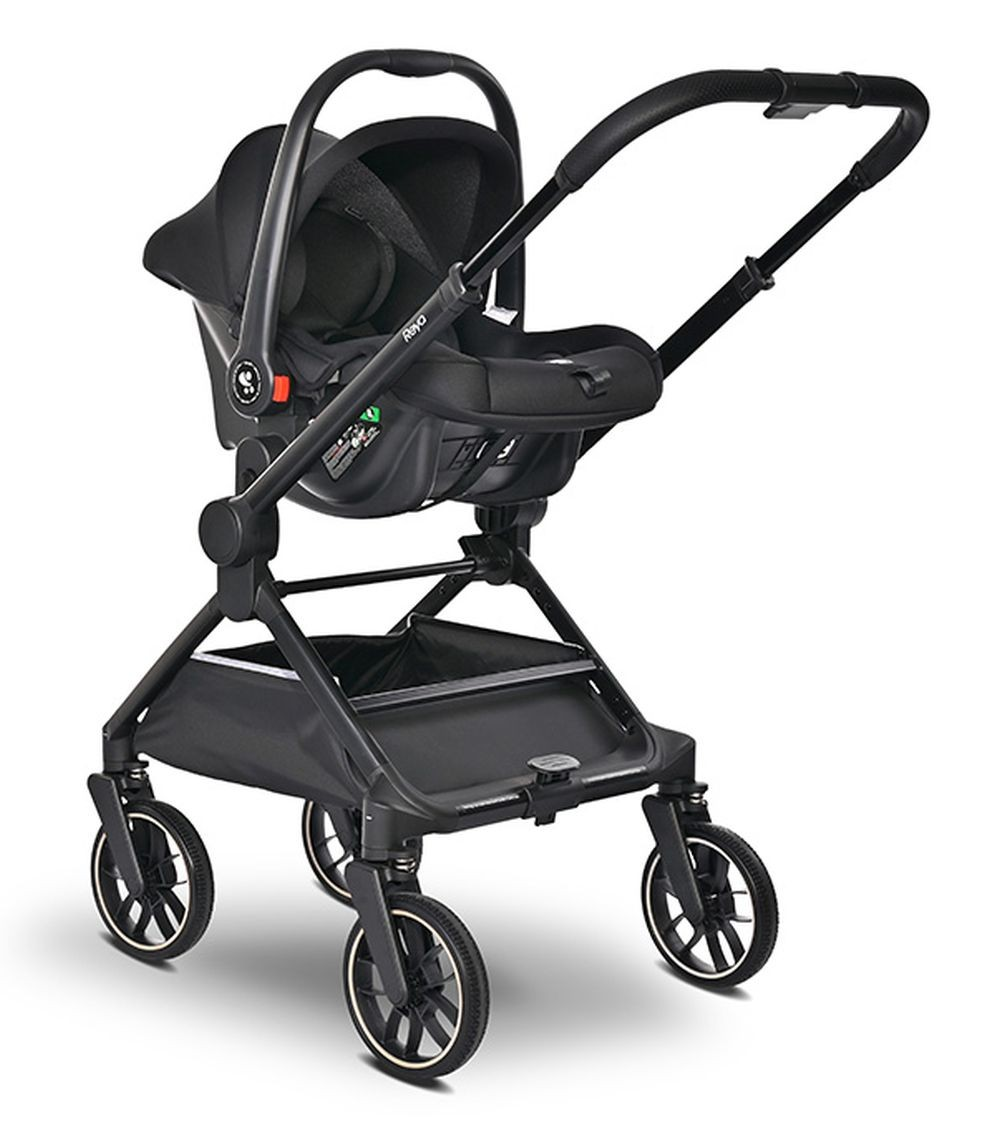 Cochecito negro con asiento de coche encima. El cochecito tiene cuatro ruedas y una cesta de almacenamiento.
