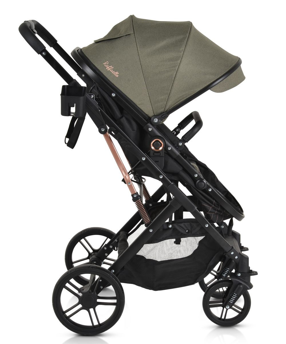 Ein Kinderwagen, olivgrünes Verdeck, schwarzer Rahmen und vier Räder.