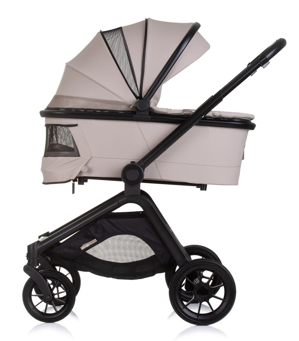 Ein beiger Kinderwagen mit schwarzem Rahmen, von der Seite auf weißem Hintergrund betrachtet.