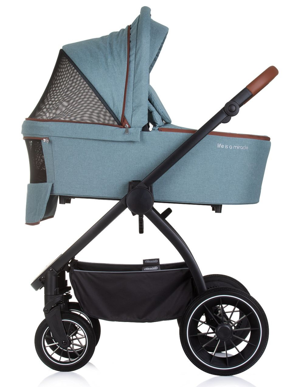 Blauer und brauner Kinderwagen mit schwarzem Rahmen, Rädern und einem Netzverdeck.