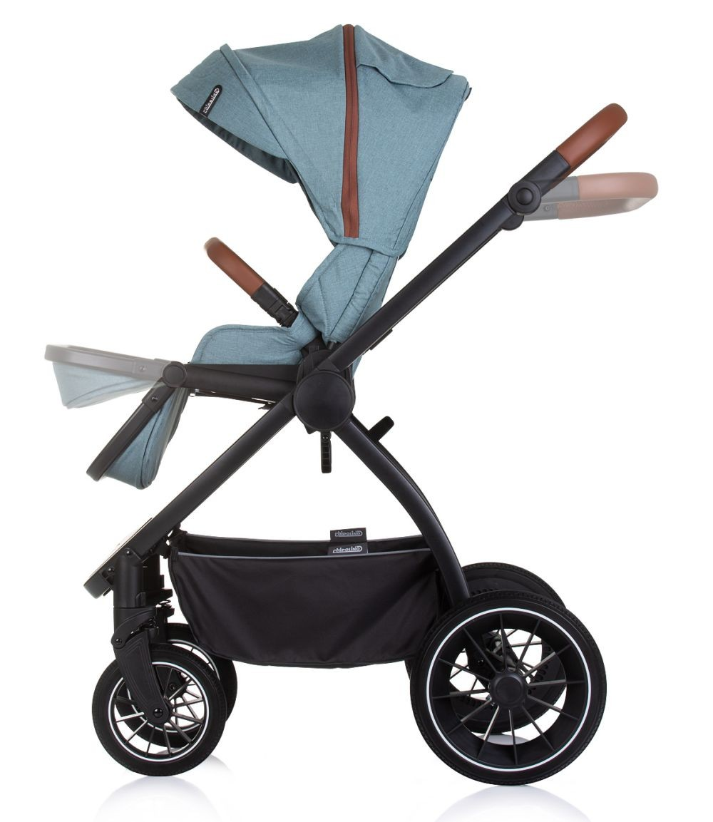 Ein türkisfarbener Kinderwagen mit braunem Griff und schwarzem Korb, Räder sind schwarz. Weißer Hintergrund.