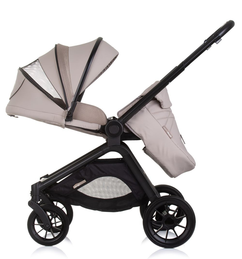 Seitenansicht eines beigen Kinderwagens mit schwarzem Rahmen, mit Verdeck und Aufbewahrungskorb, auf weißem Hintergrund.