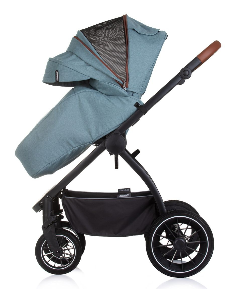 Türkisfarbener Kinderwagen mit schwarzem Gestell auf weißem Hintergrund.