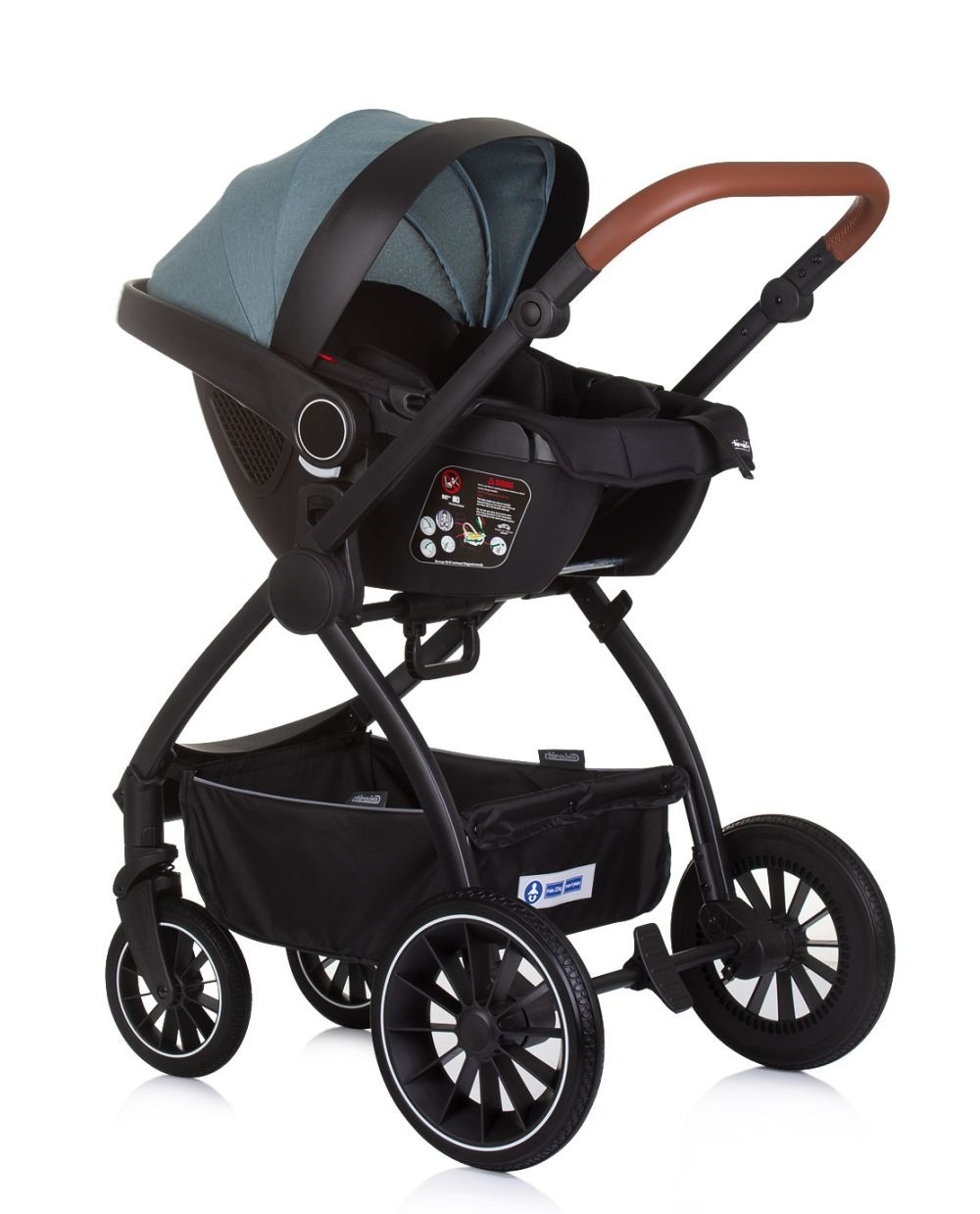 Ein Kinderwagen mit türkisfarbenem Verdeck, schwarzem Rahmen und braunem Griff vor weißem Hintergrund.