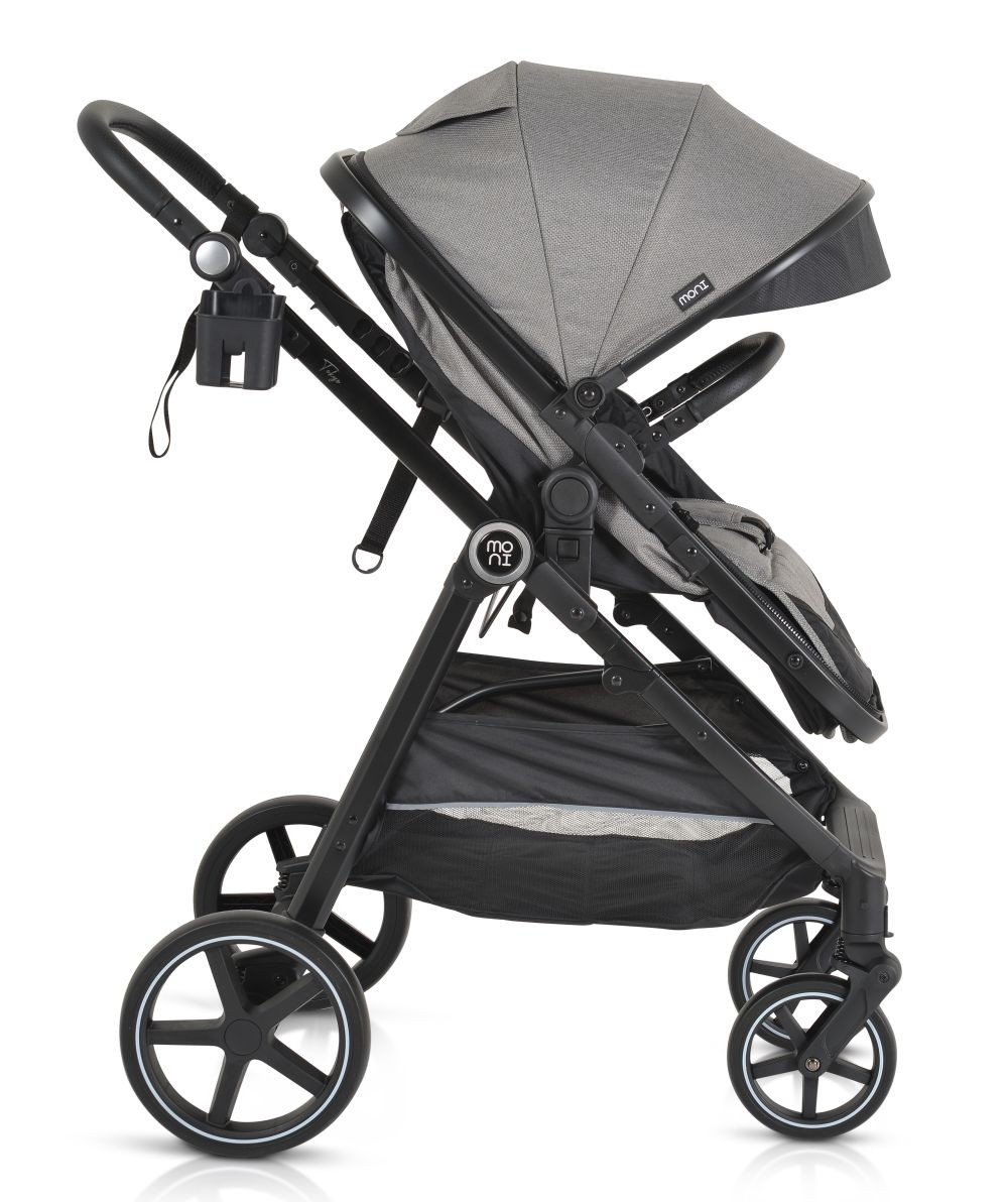 Ein grauer Kinderwagen mit schwarzem Rahmen, Verdeck und Rädern vor weißem Hintergrund.