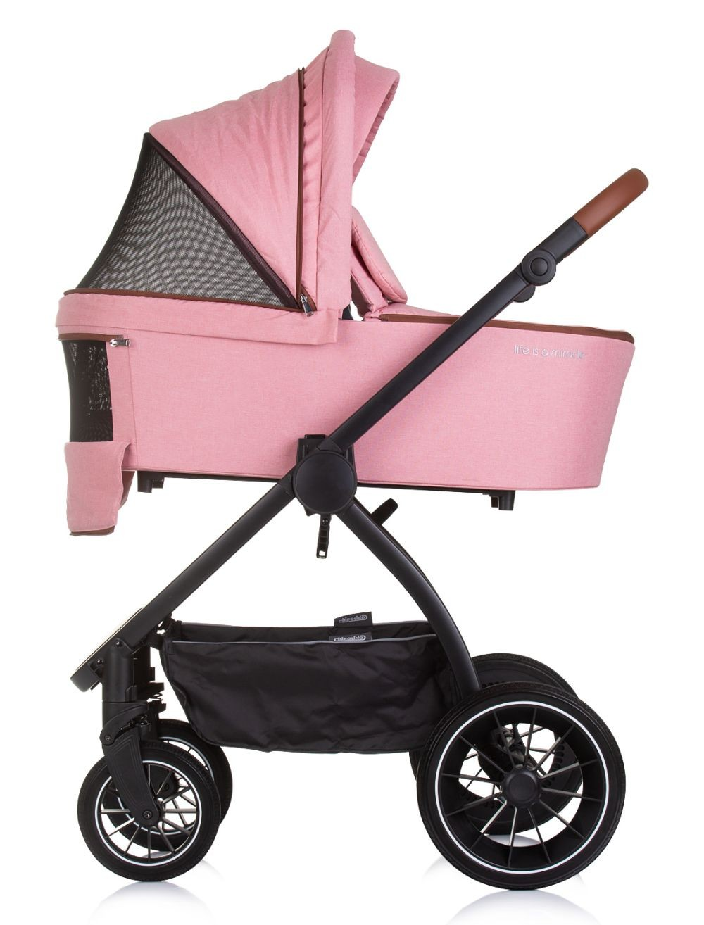 Rosa Kinderwagen mit schwarzem Rahmen. Seitenansicht, weißer Hintergrund.