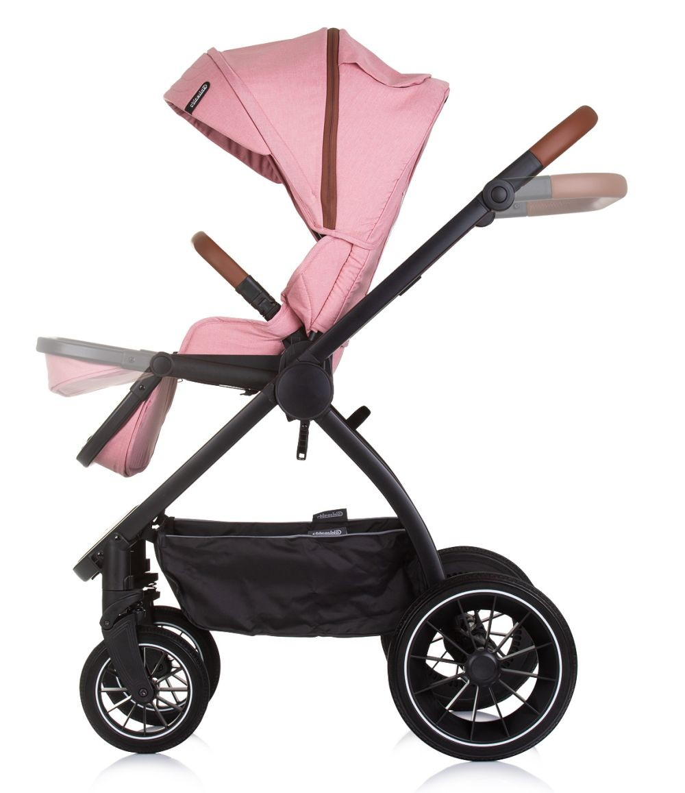 Rosa Kinderwagen mit braunen Akzenten und schwarzer Basis auf weißem Hintergrund.