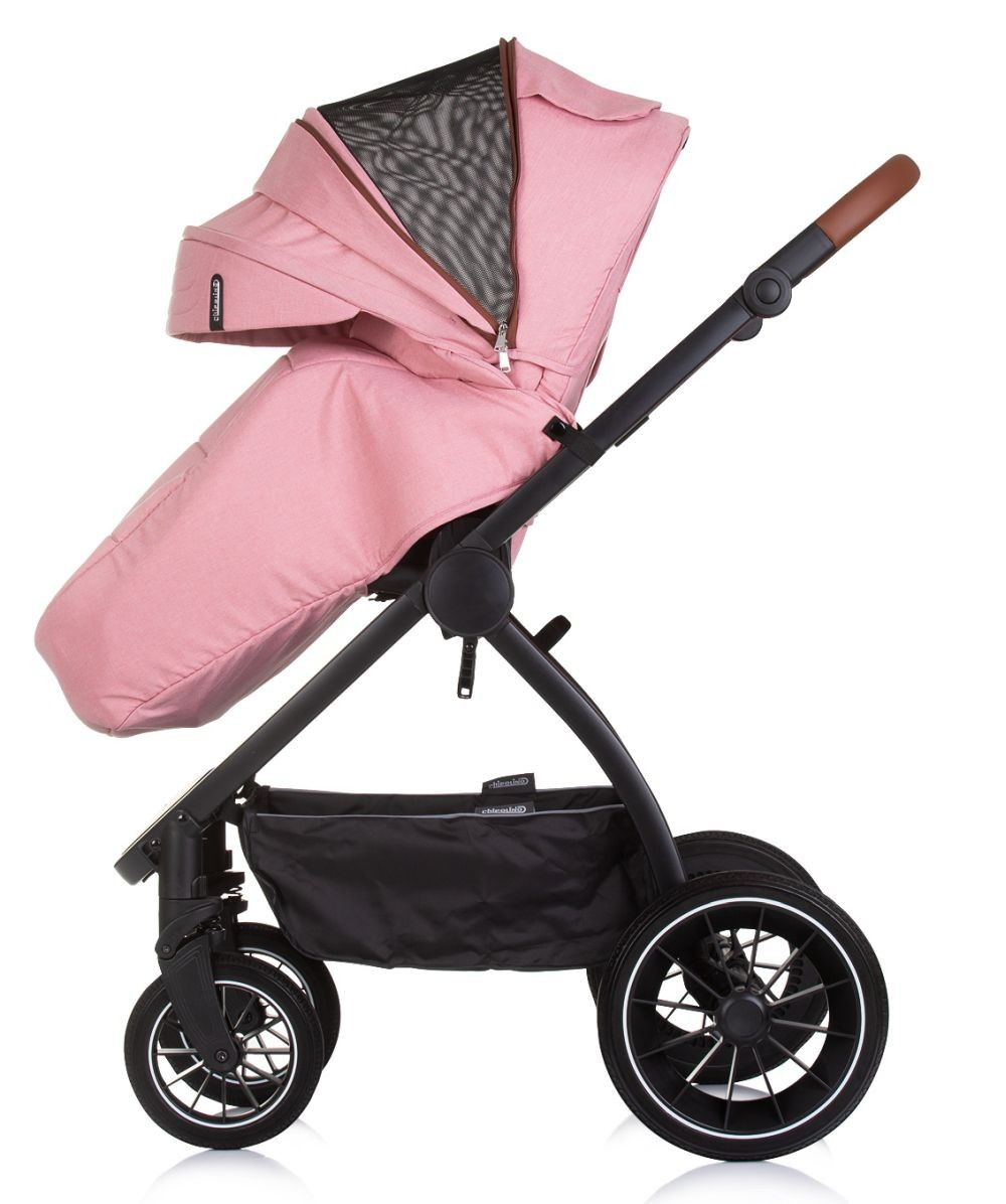 Rosa Kinderwagen mit schwarzem Rahmen, Verdeck und Ablagekorb, auf weißem Hintergrund.
