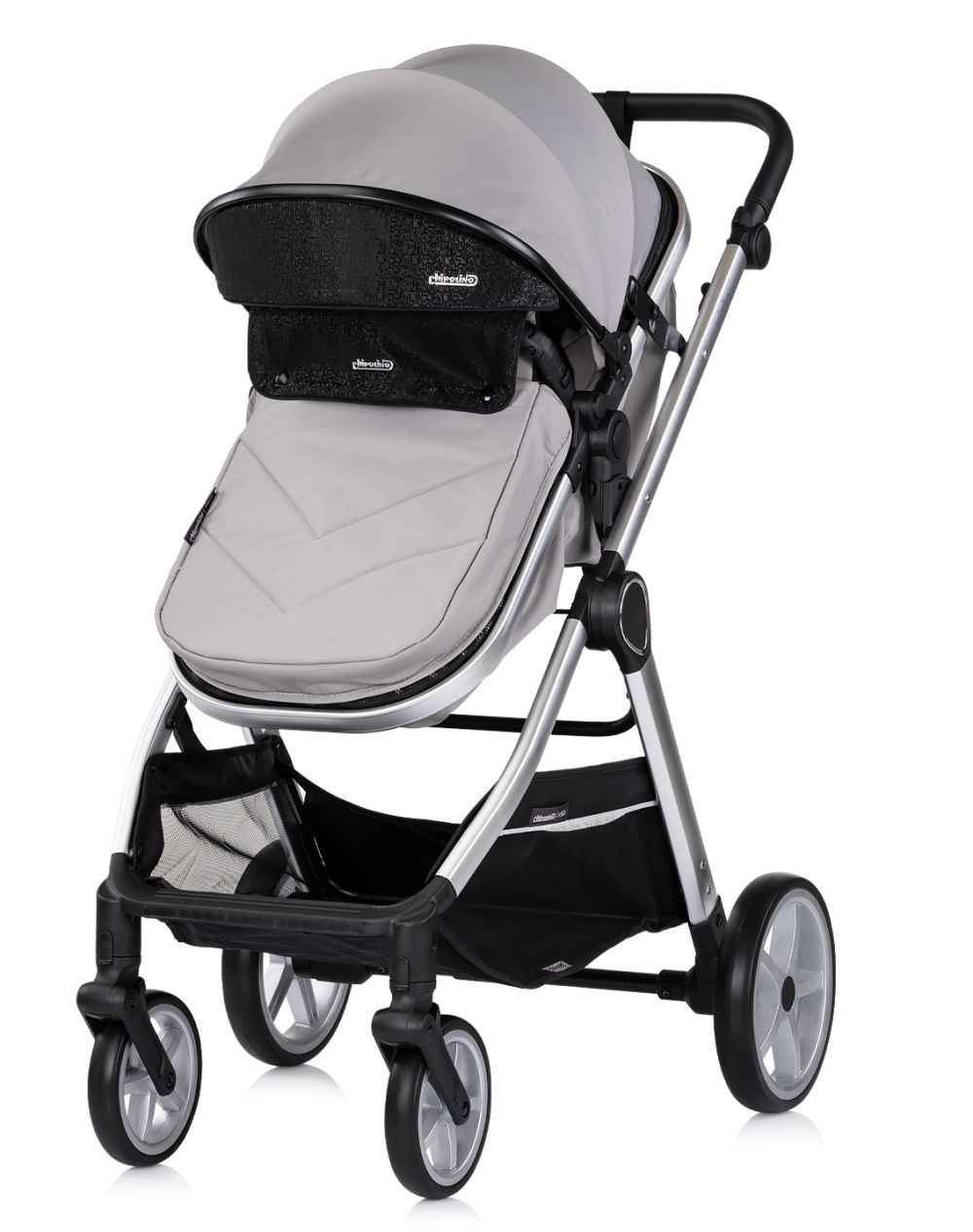 Ein grauer und silberner Kinderwagen auf weißem Hintergrund. Er hat einen schwarzen Aufbewahrungskorb und vier Räder.