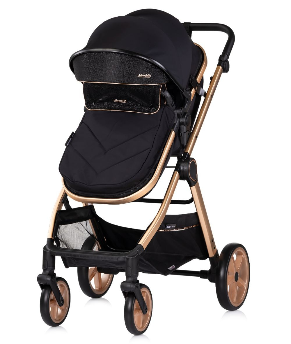 Schwarzer und goldener Kinderwagen mit Verdeck, schwarzem Sitz, goldenem Rahmen und Rädern auf weißem Hintergrund.