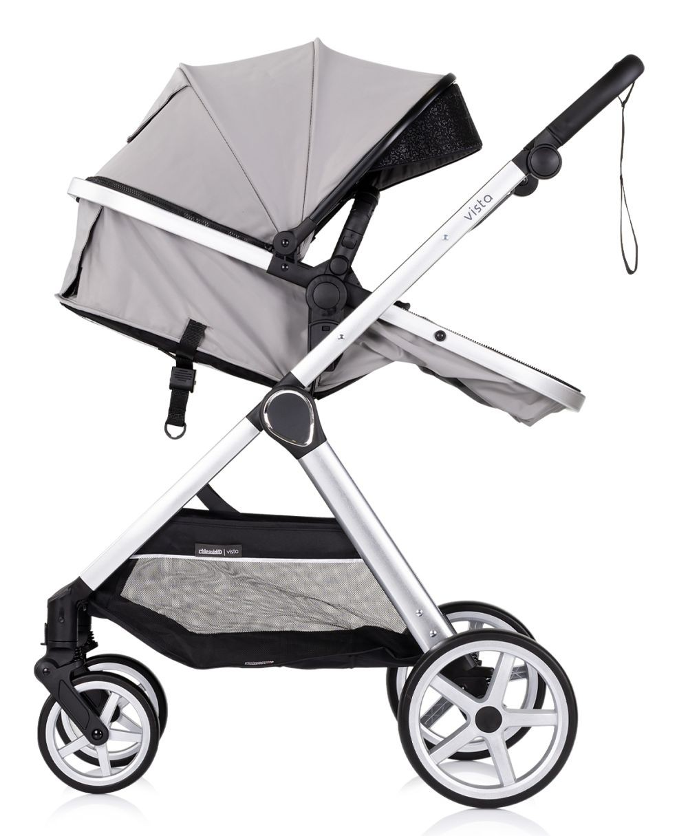 Grauer Kinderwagen auf weißem Hintergrund, silberner Rahmen, graues Verdeck und schwarze Details.