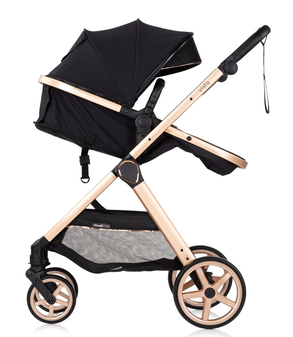 Schwarzer Kinderwagen mit goldenem Rahmen und schwarzem Verdeck auf weißem Hintergrund.