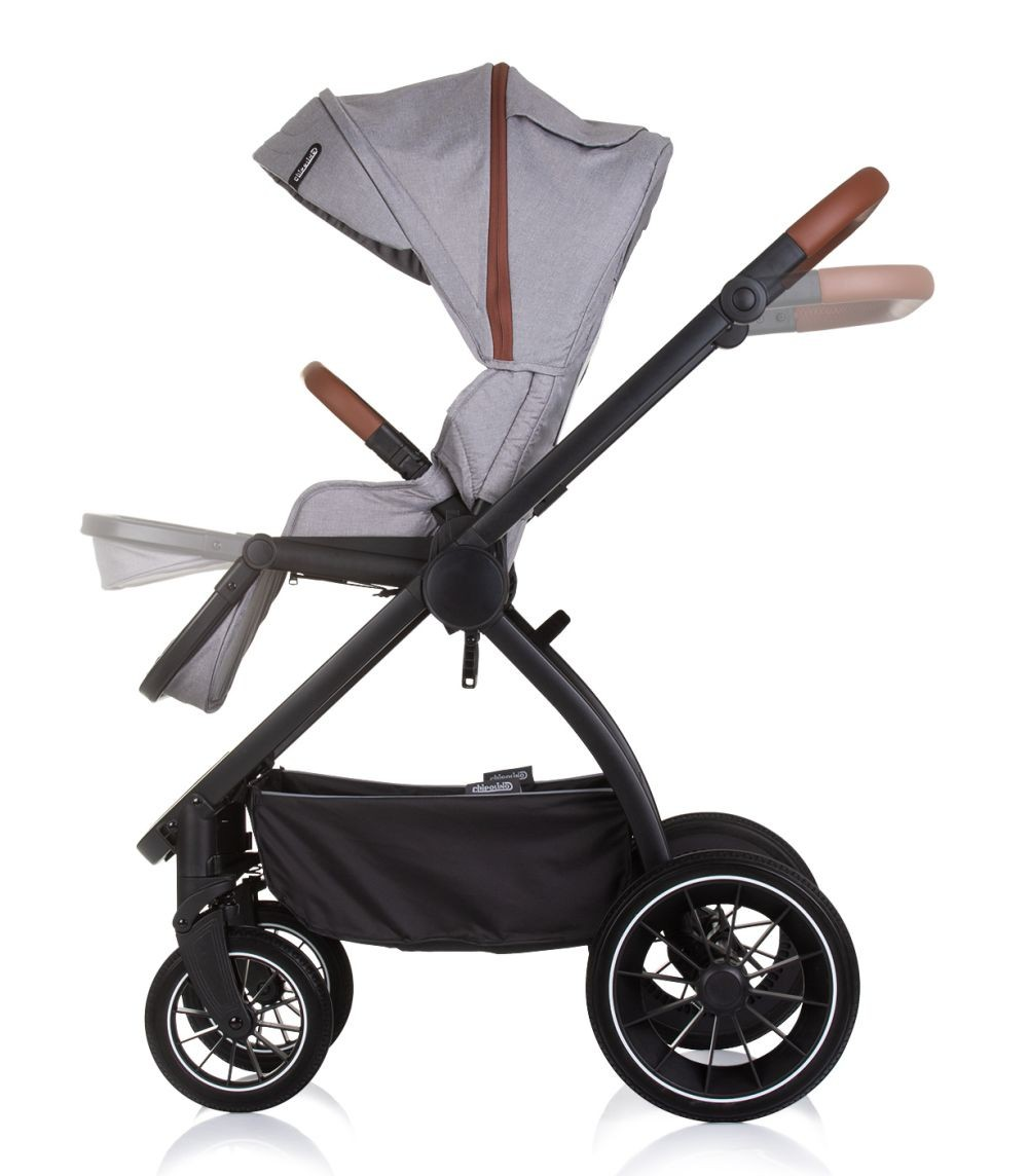 Seitenansicht eines grauen Kinderwagens mit braunem Griff und schwarzem Rahmen. Der Sitz kann zurückgelehnt werden.