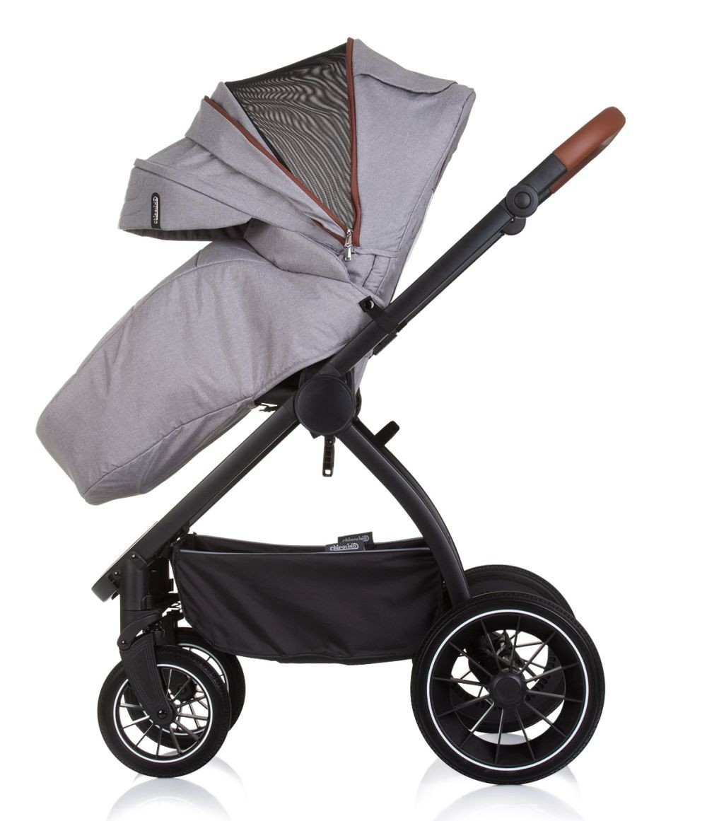Seitenansicht eines grauen Kinderwagens mit schwarzem Rahmen und Babywanne. Er hat eine Netzabdeckung.