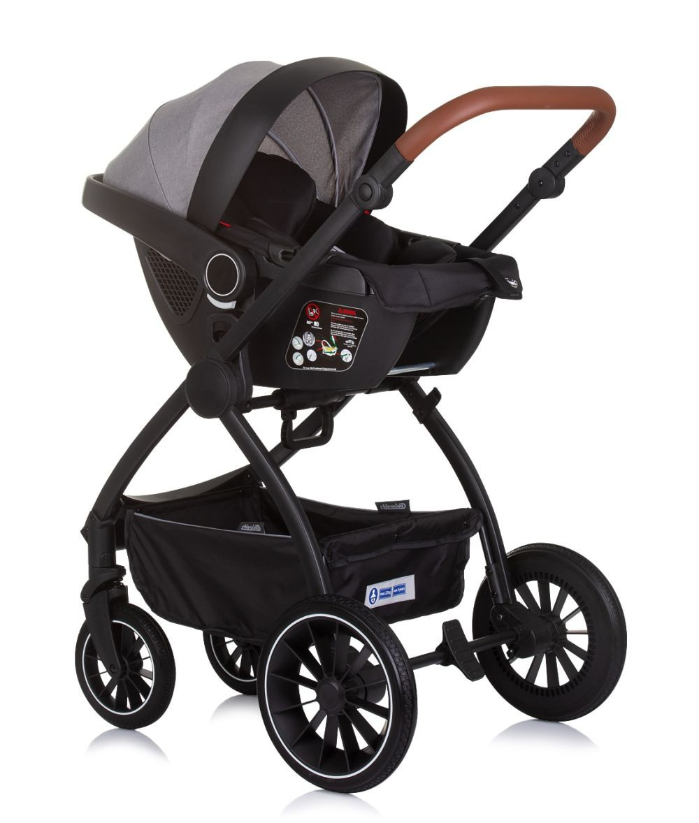 Kinderwagen mit befestigtem Autositz. Er hat einen schwarzen Rahmen, schwarze Räder und ein graues Verdeck.