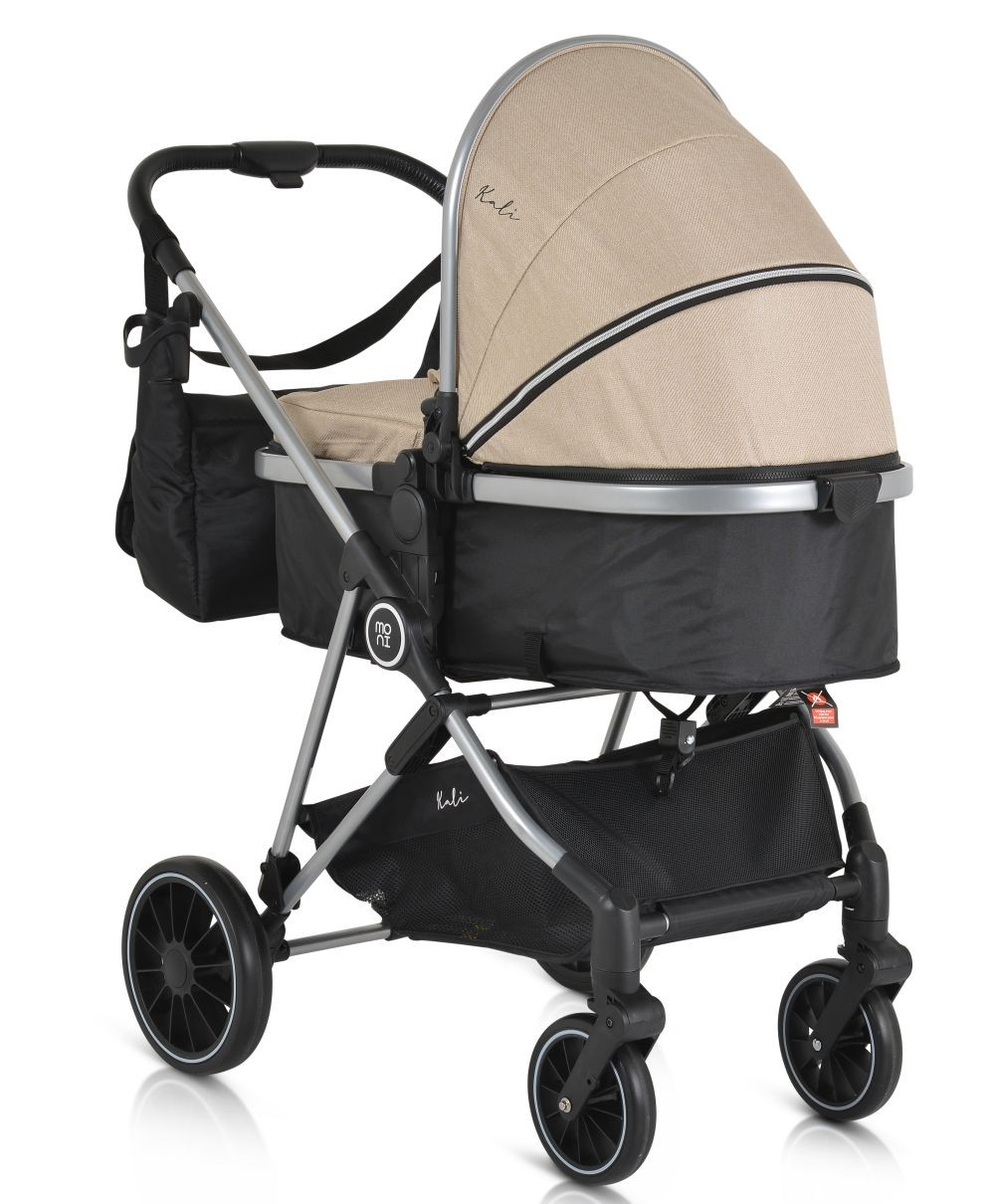 Ein beigefarbener Kinderwagen mit schwarzen Akzenten und einer schwarzen Tasche. Er hat vier Räder.