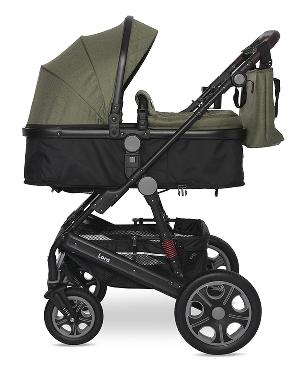 Grüner Kinderwagen mit schwarzen Akzenten und Rahmen. Es hat einen schwarzen Korb und eine grüne Tasche.