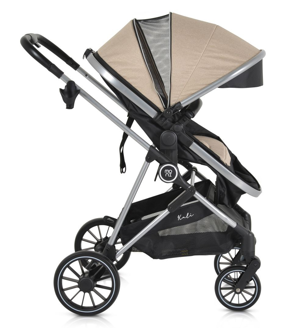 Kinderwagen mit beigem Verdeck, schwarzem Korb und Rahmen. Er hat schwarze und silberne Räder.